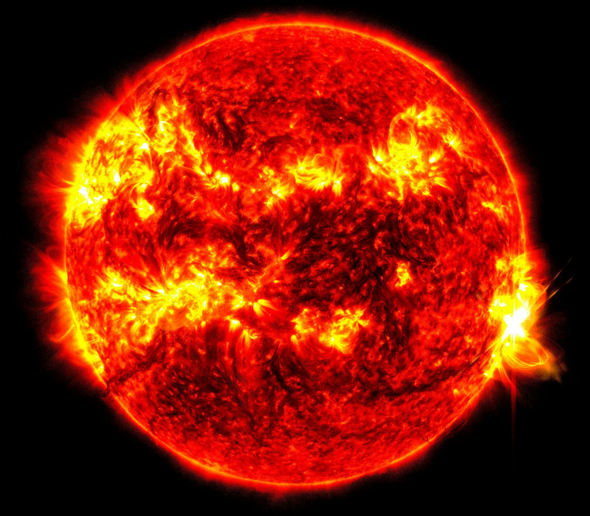 Dieses vom Solar Dynamics Observatory der NASA bereitgestellte Bild zeigt eine Sonneneruption, den hellen Blitz rechts.