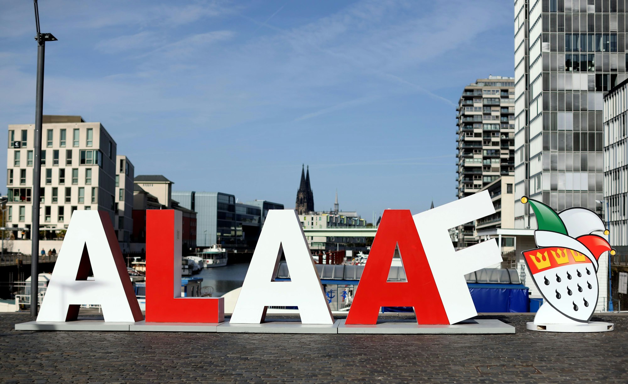 Alaaf mit Domblick: Der XXL-Schriftzug steht nun im Rheinauhafen.
