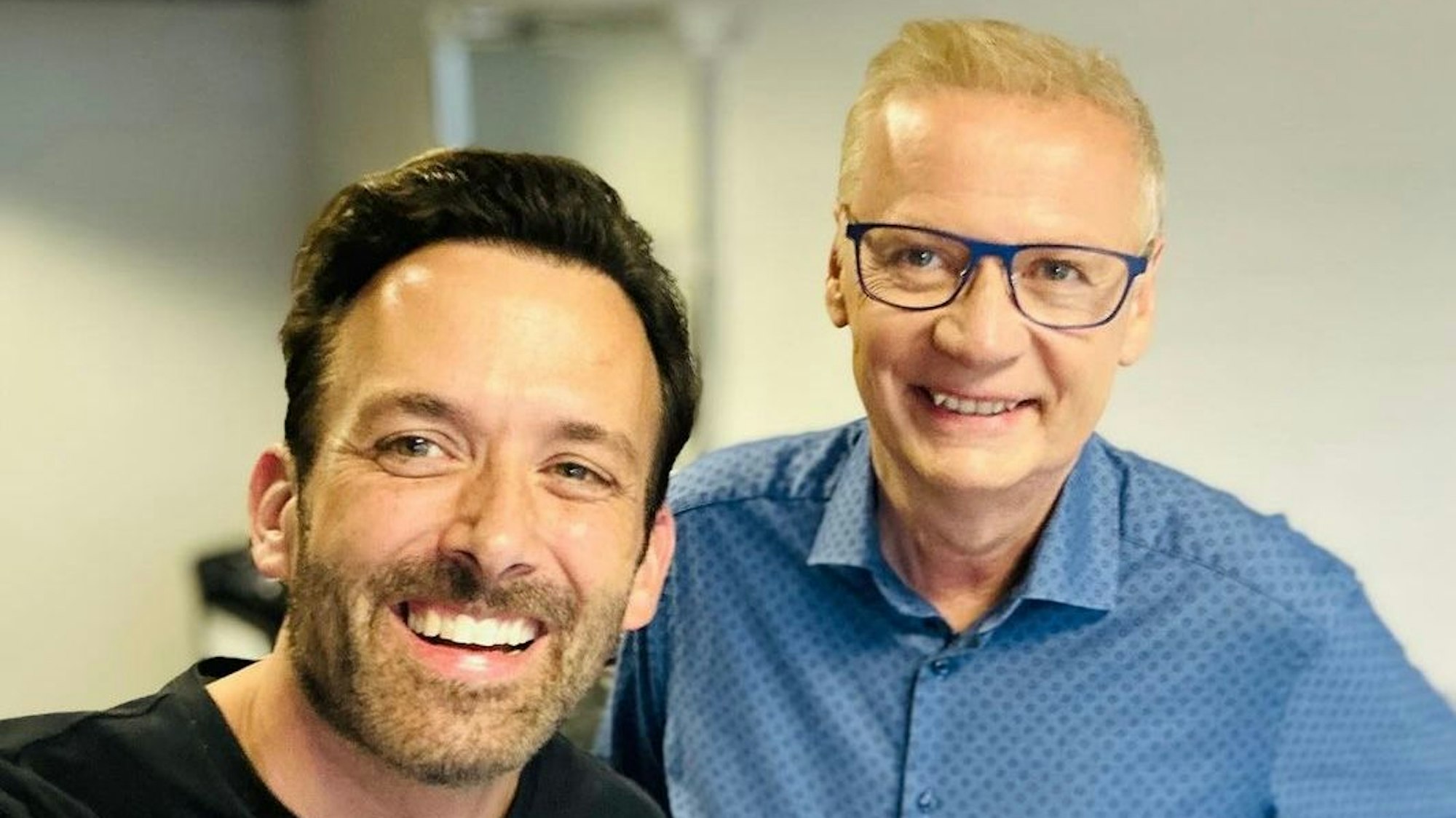 Zwei Männer lächeln.