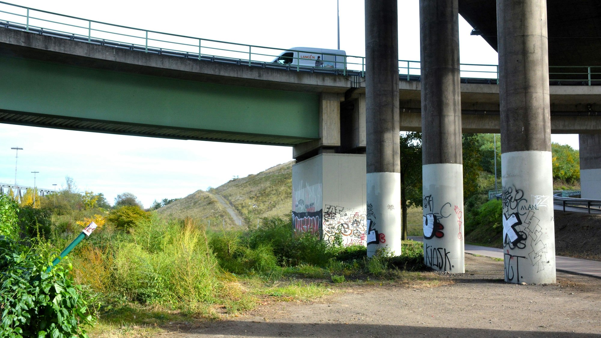 Hier soll das „Netzelement 4“ als Verlängerung der Straße des 17. Juni beginnen. Rechts erhebt sich der Kalkberg.