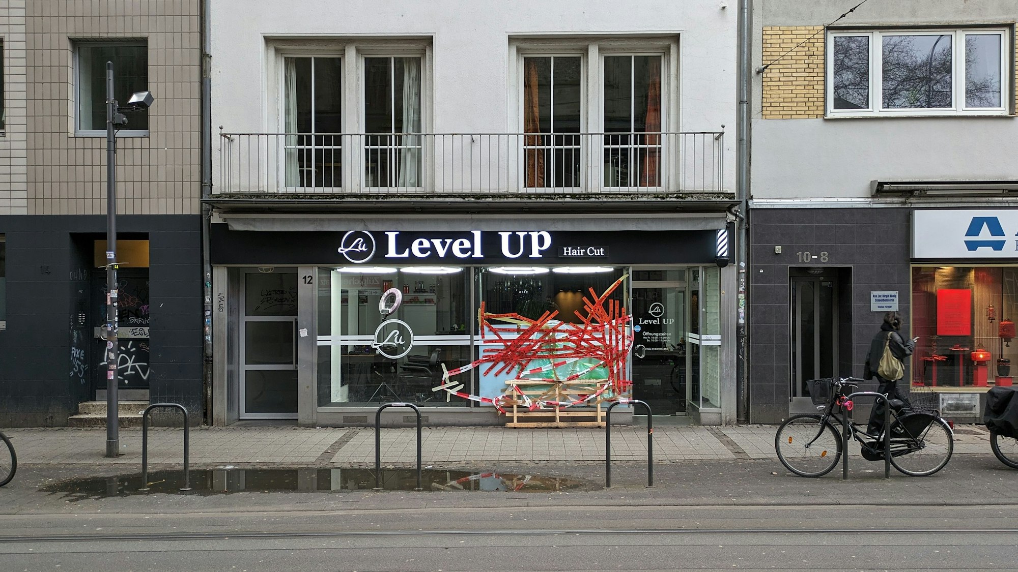 Die Spuren der Feierei: Blick auf den Friseursalon „Level Up“ am 21. Februar 2024.