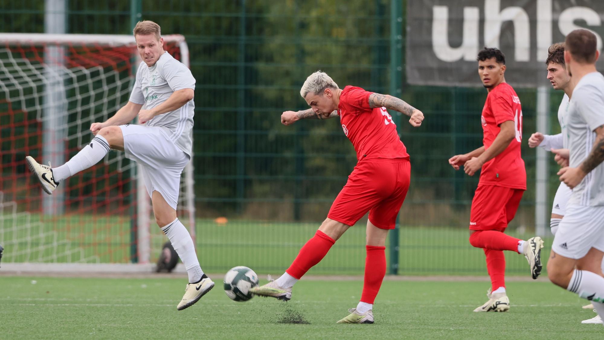 Ein Fußballspieler schießt auf ein Tor.