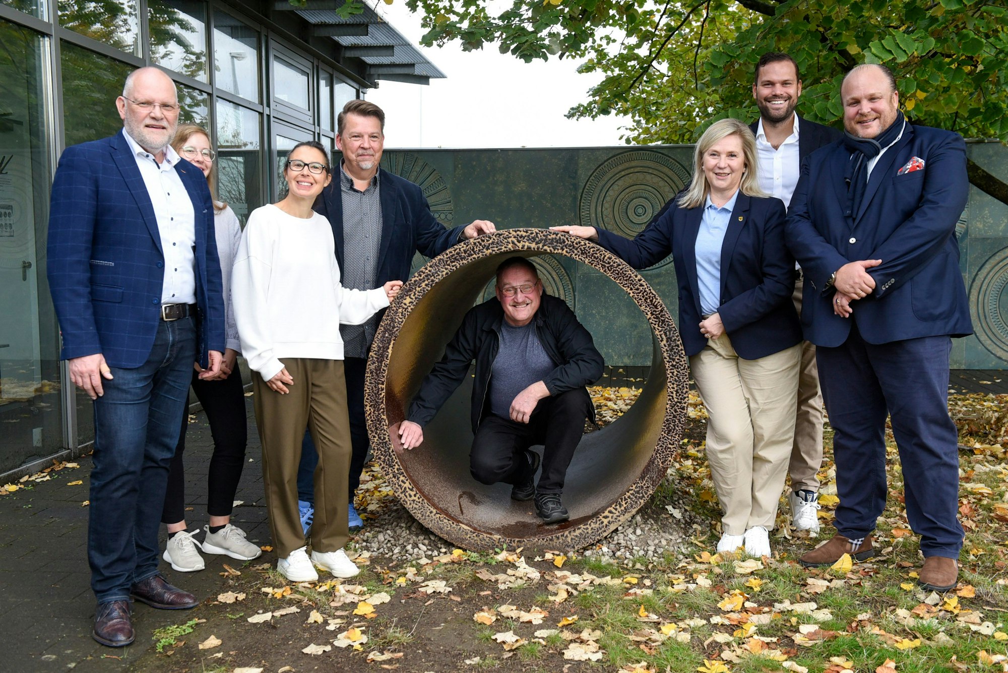 Auf dem Bild ist die Übergabe des Steinzeugrohrs zu sehen.