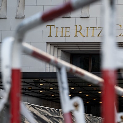 Absperrgitter stehen vor dem Hotel, in dem US-Präsident Biden während seines Deutschland-Besuchs übernachten wird.