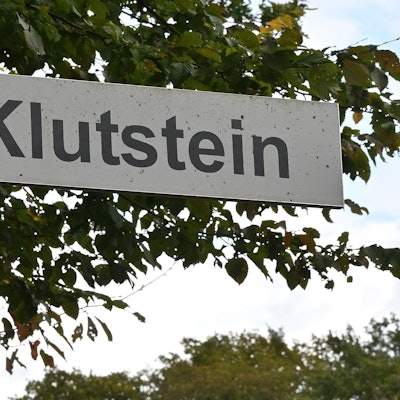 Auf einem Schild steht Klutstein.