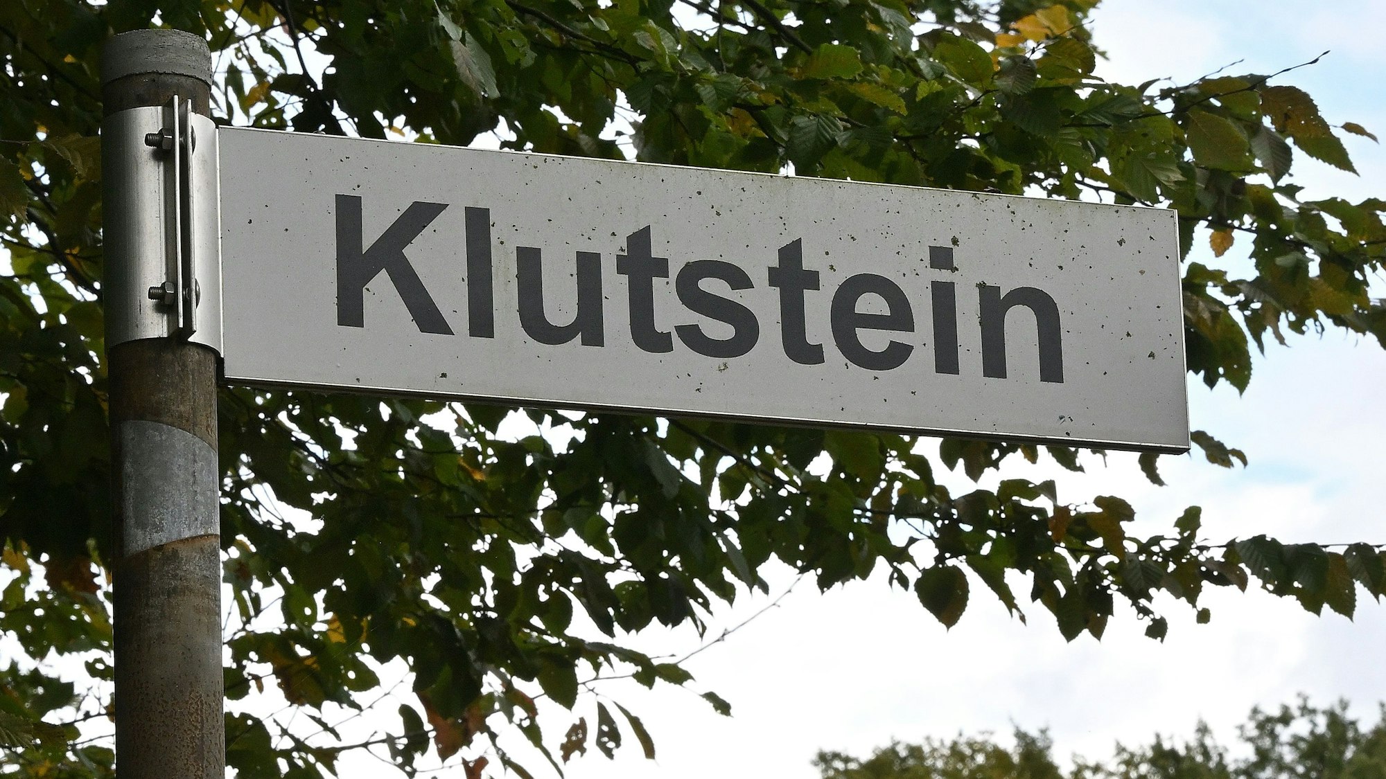 Auf einem Schild steht Klutstein.