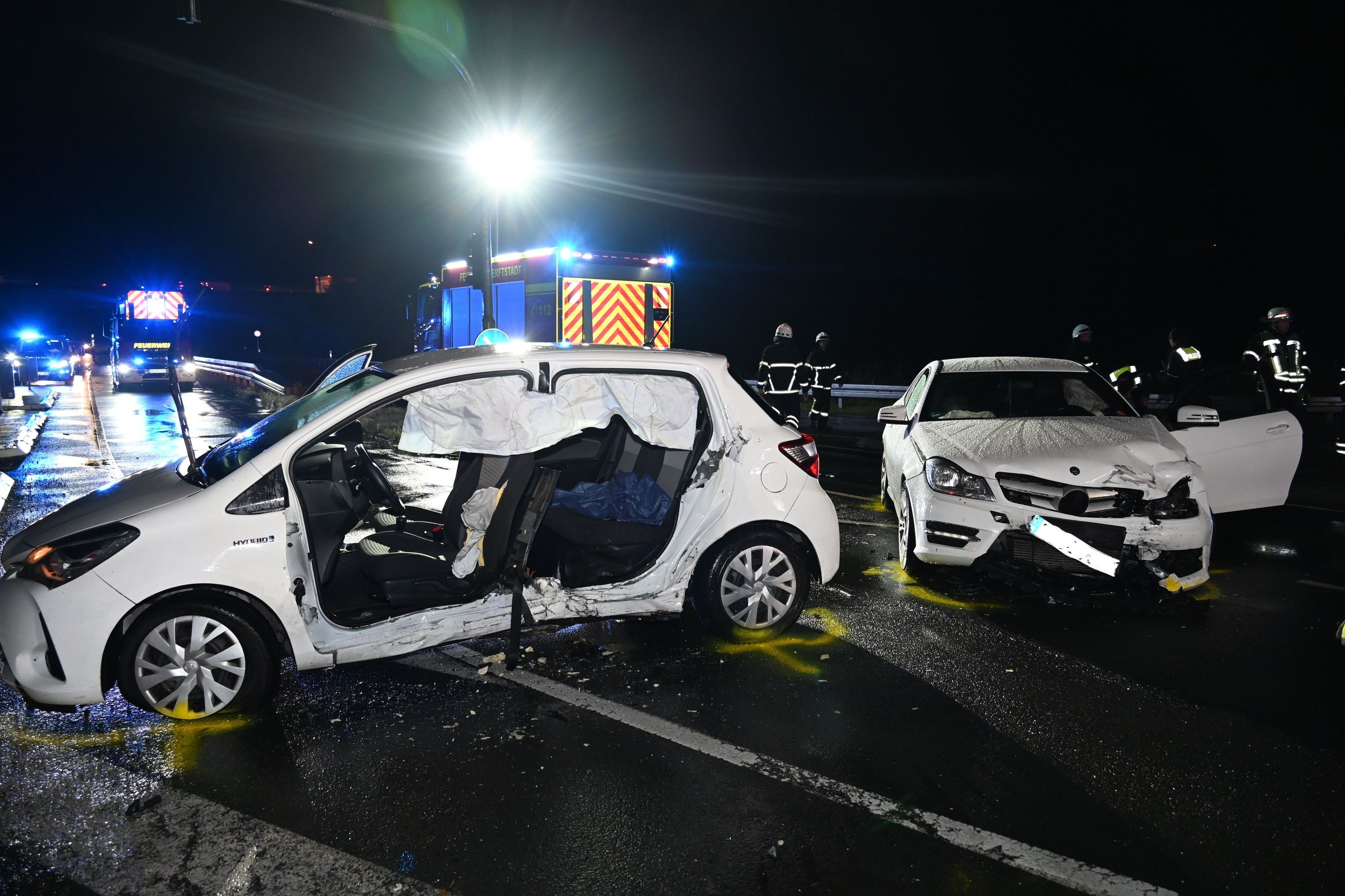 Bei dem Zusammenstoß sind zwei Personen verletzt worden, die Fahrerin eines Pkw war in Ihrem Pkw eingeschlossen und musste von der Feuerwehr befreit werden.