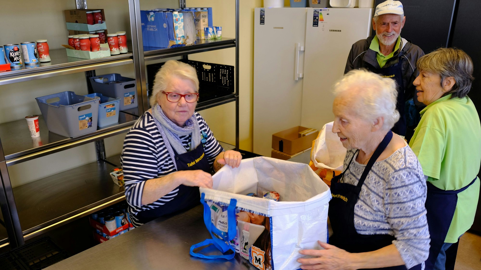 Tafel-Helfer bei der Verteilung der Lebensmittel in Mechernich.