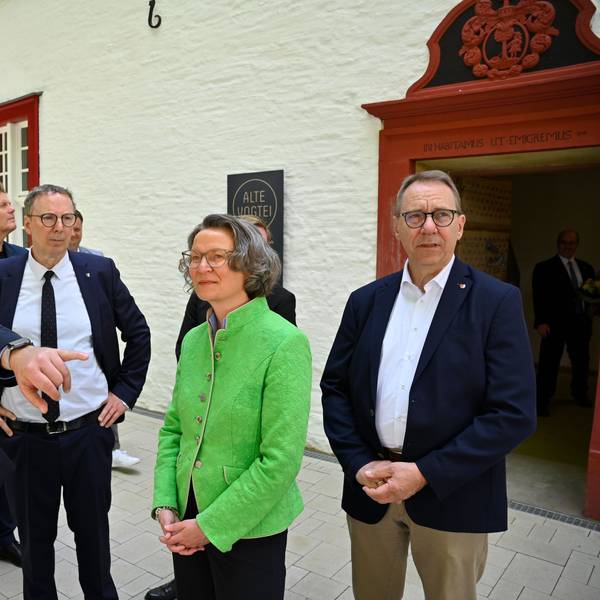 Frank Helmenstein links im Bild bei der Einweihung der alten Vogtei.