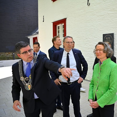 Frank Helmenstein links im Bild bei der Einweihung der alten Vogtei.