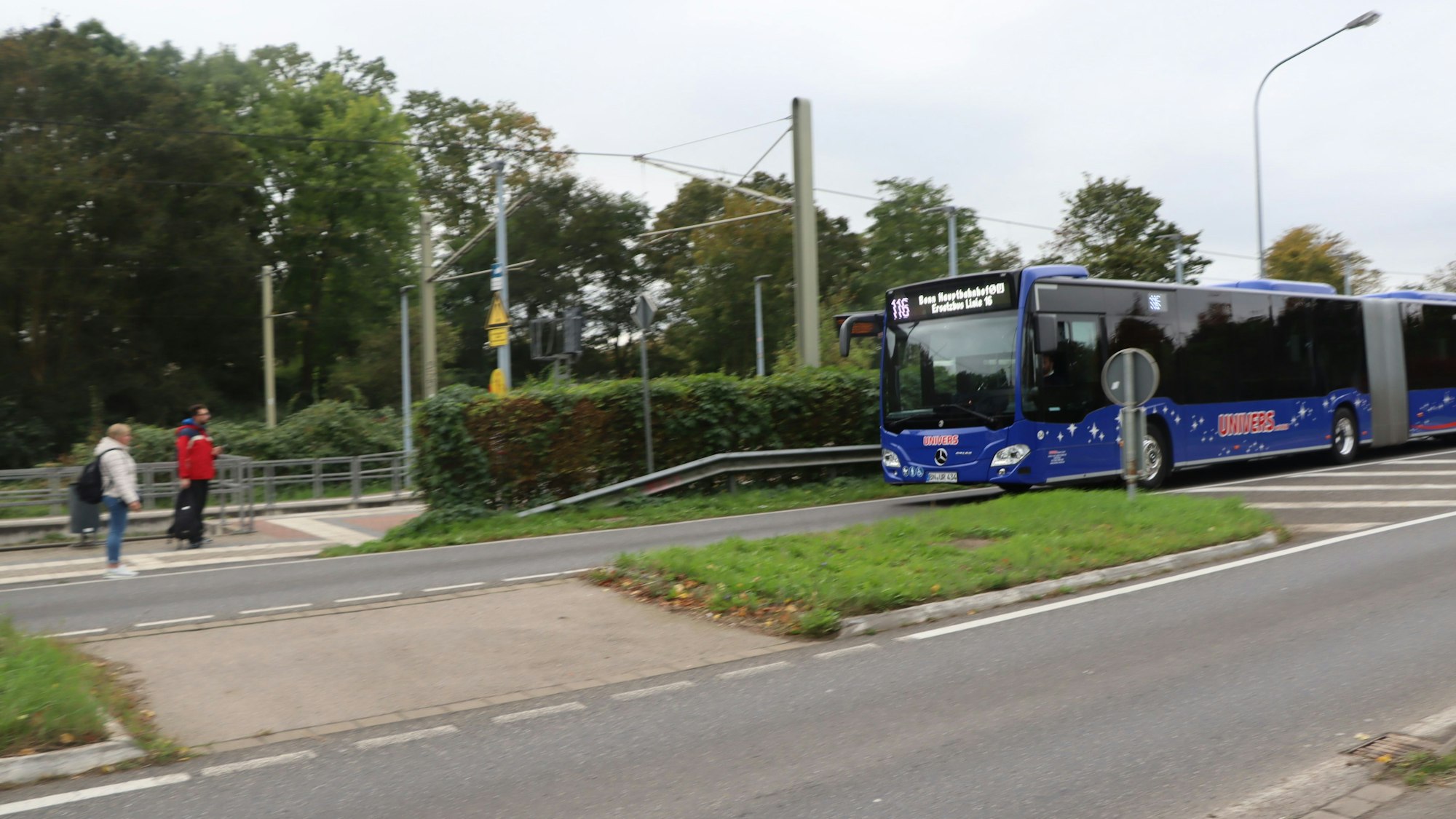 Ein Bus fährt auf einer Straße.
