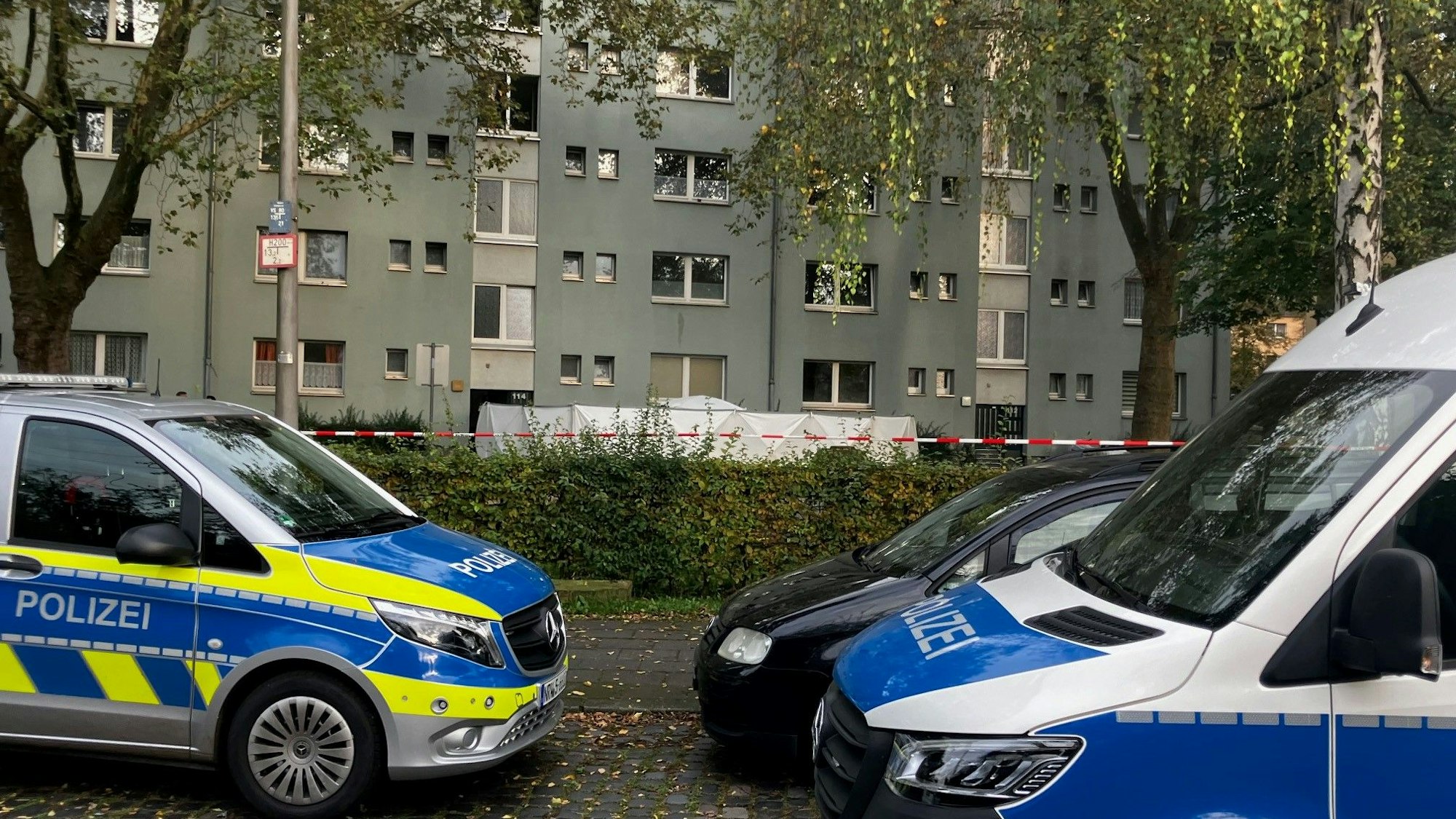Die mordkommission ermittelt in Köln-Mülheim nach einem tödlichen Fenstersturz.
