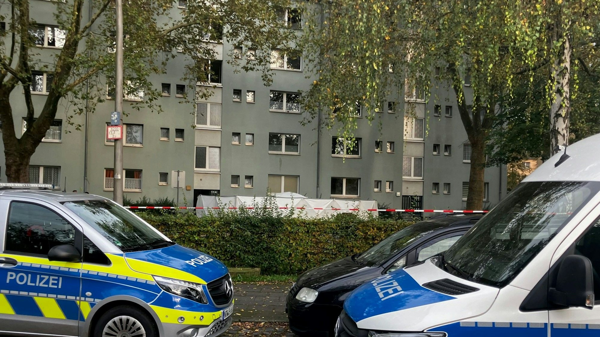 Die mordkommission ermittelt in Köln-Mülheim nach einem tödlichen Fenstersturz.