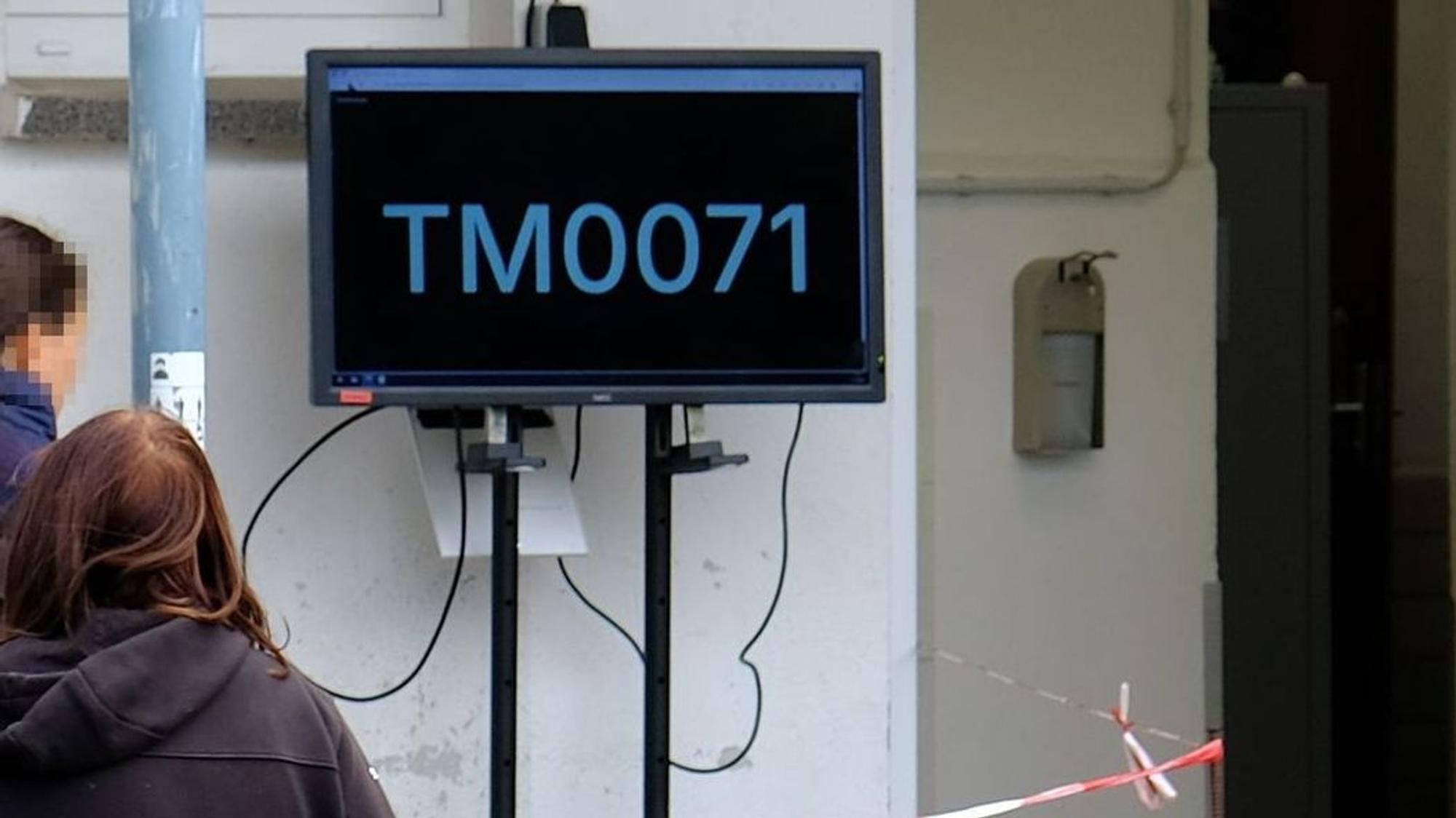 Eine elektronische Anzeigetafel mit der Anzeige TM0071 im Display.