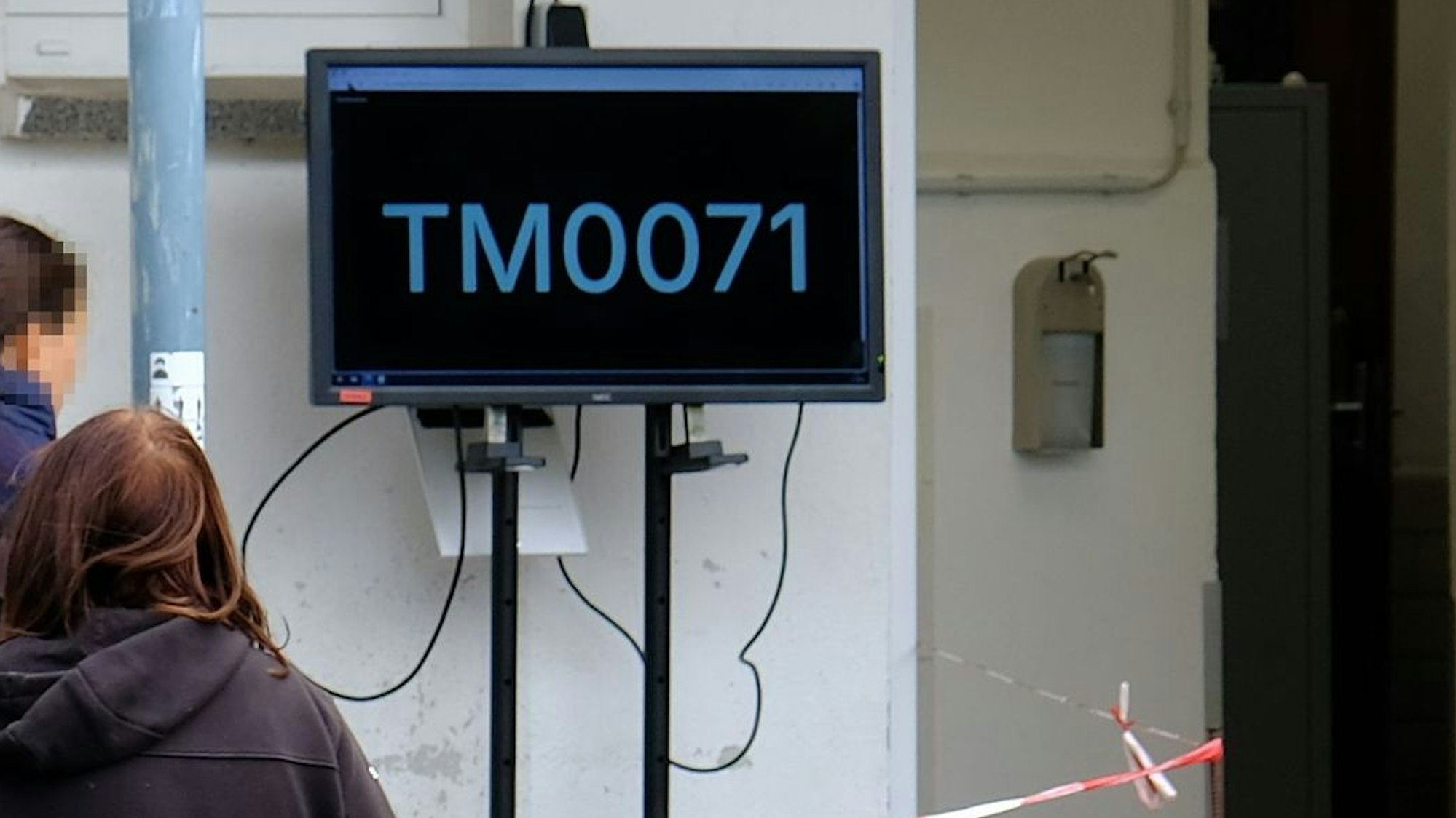 Eine elektronische Anzeigetafel mit der Anzeige TM0071 im Display.