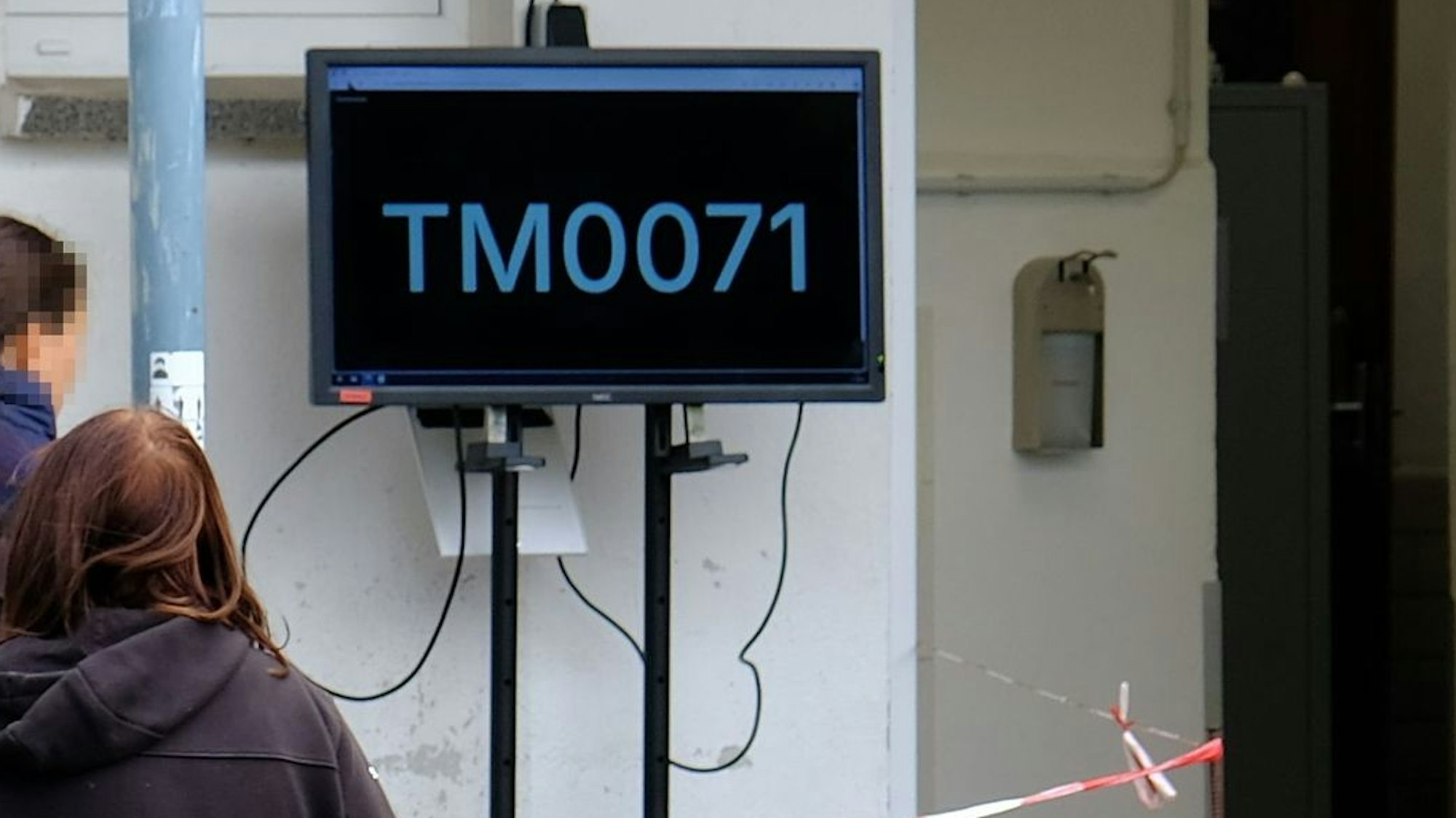 Eine elektronische Anzeigetafel mit der Anzeige TM0071 im Display.