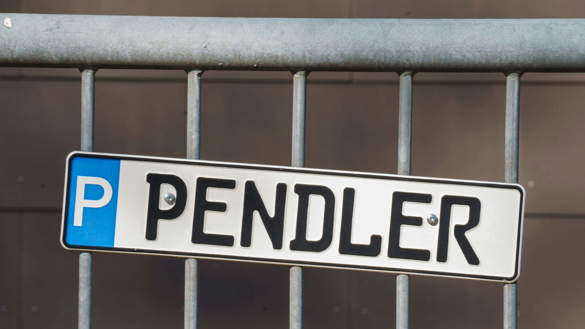 Ein Parkplatz ist mit dem Schild „Pendler“ gekennzeichnet.