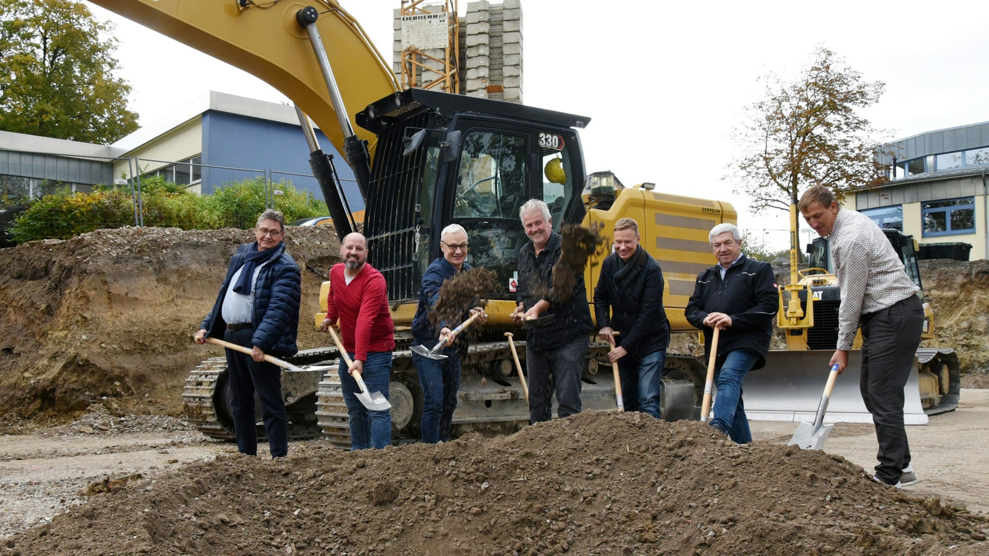 In der Baugrube: Die Erdarbeiten an der Frielingsdorfer Jan-Wellem-Straße laufen schon mehr als eine Woche. Jetzt taten Vertreter der Ratsparteien, der kommunalen Entwicklungsgesellschaft BGW und der Baufirma mit Lindlars Bürgermeister Georg Ludwig (2. von links) den ersten Spatenstich für die neue Kita neben der Grundschule.