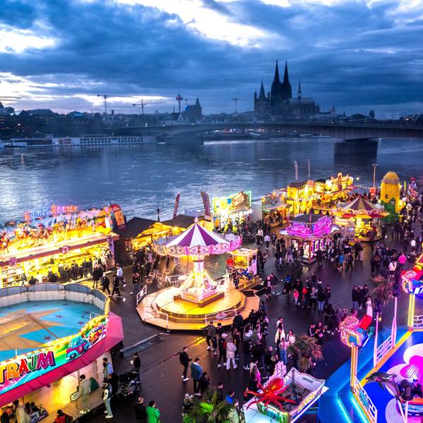 31.03.2024, Köln: Die Deutzer Kirmes leuchtet in der Abenddämmerung. Im Vorfeld hatte es auch Streitigkeiten um die Stromversorgung gegeben. Foto: Uwe Weiser