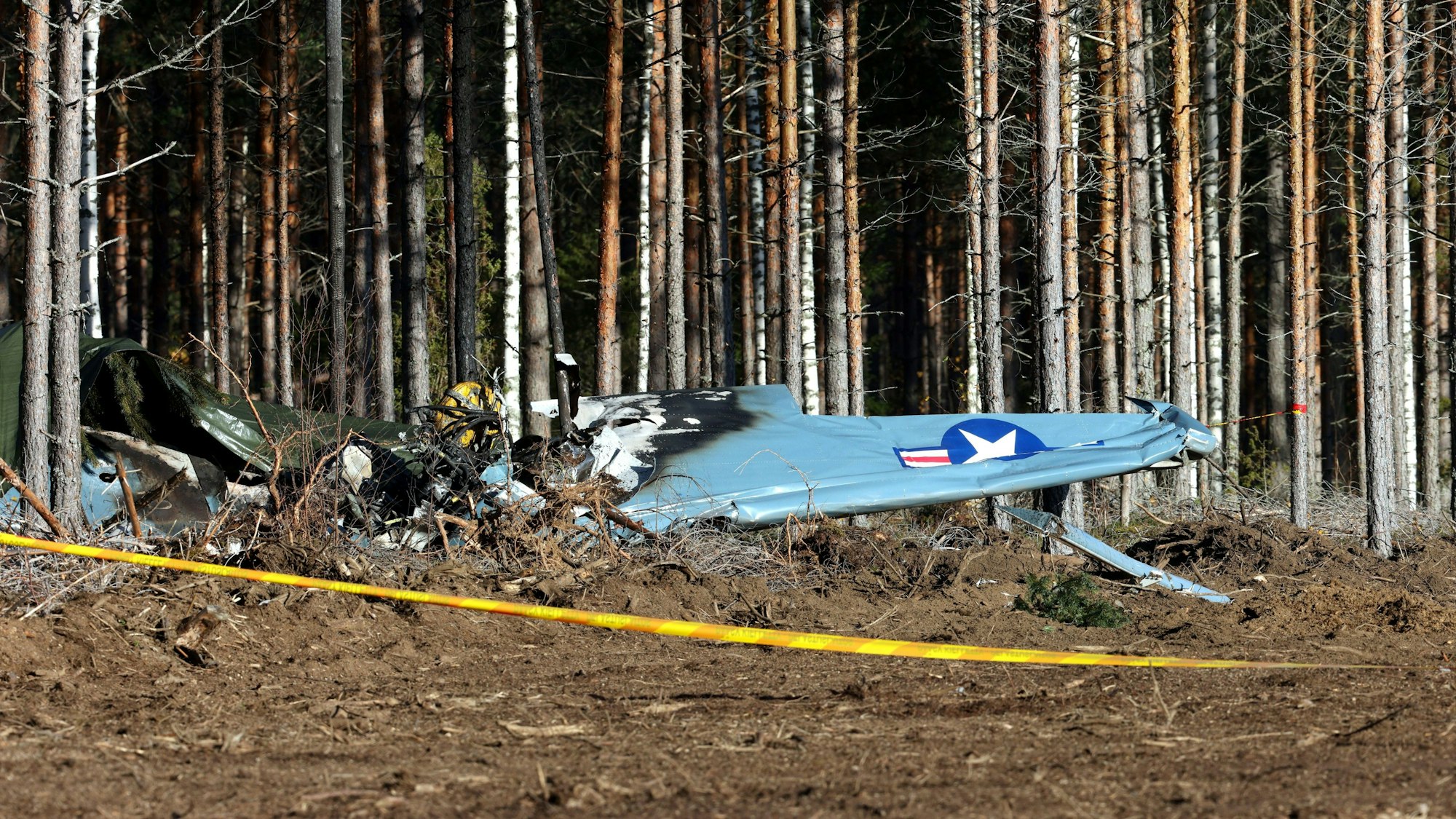 Ein abgestürztes Kleinflugzeug Typ SNJ-3-Warbird am Waldrand des Flughafens Räyskälä.