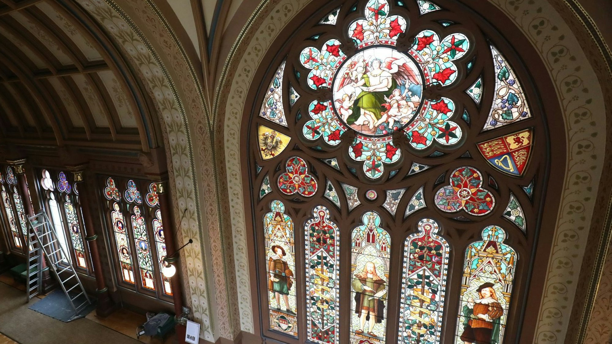 Ein großer Saal mit Buntglasfenstern.