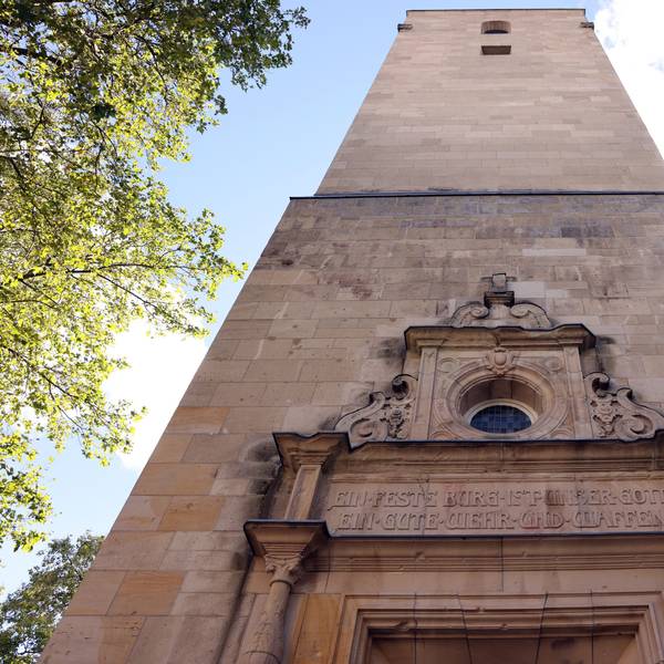 Turm der Lutherkirche in der Kölner Südstadt.