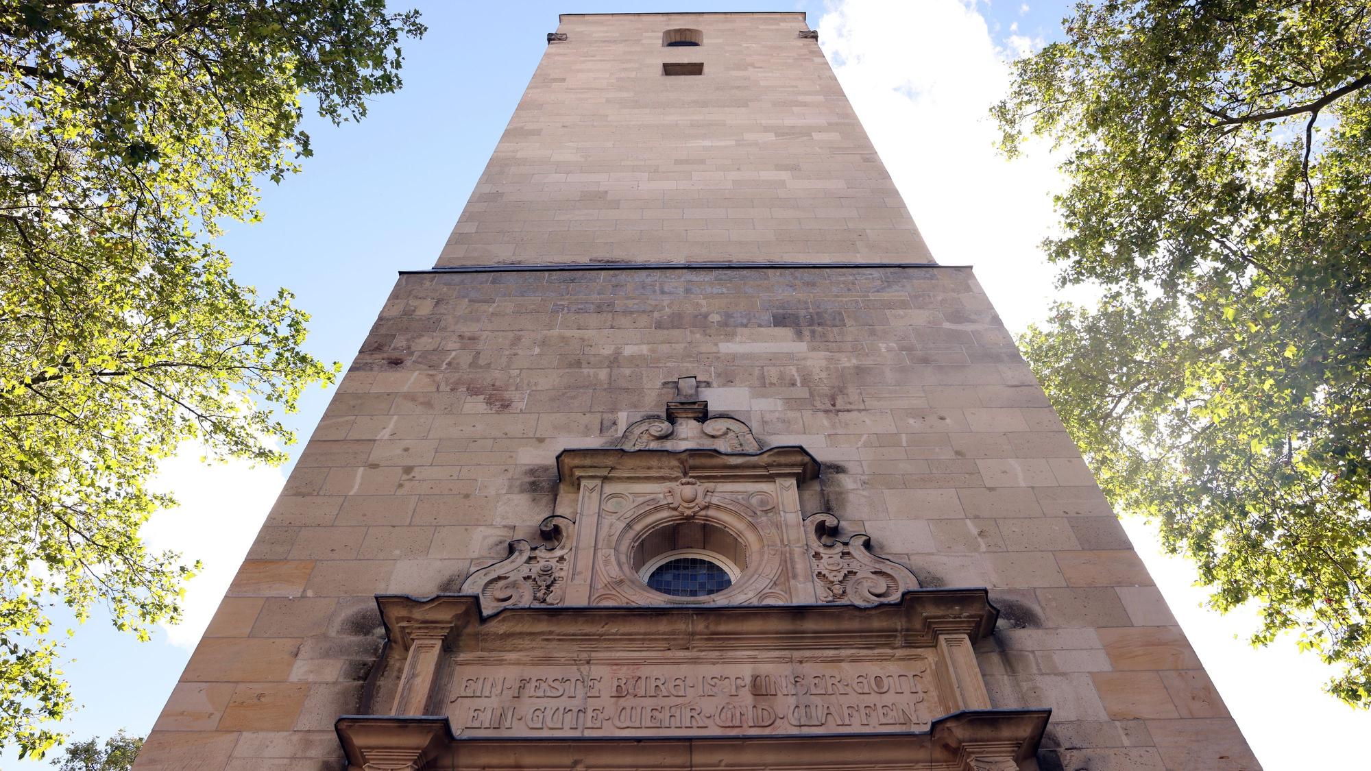 Turm der Lutherkirche in der Kölner Südstadt.