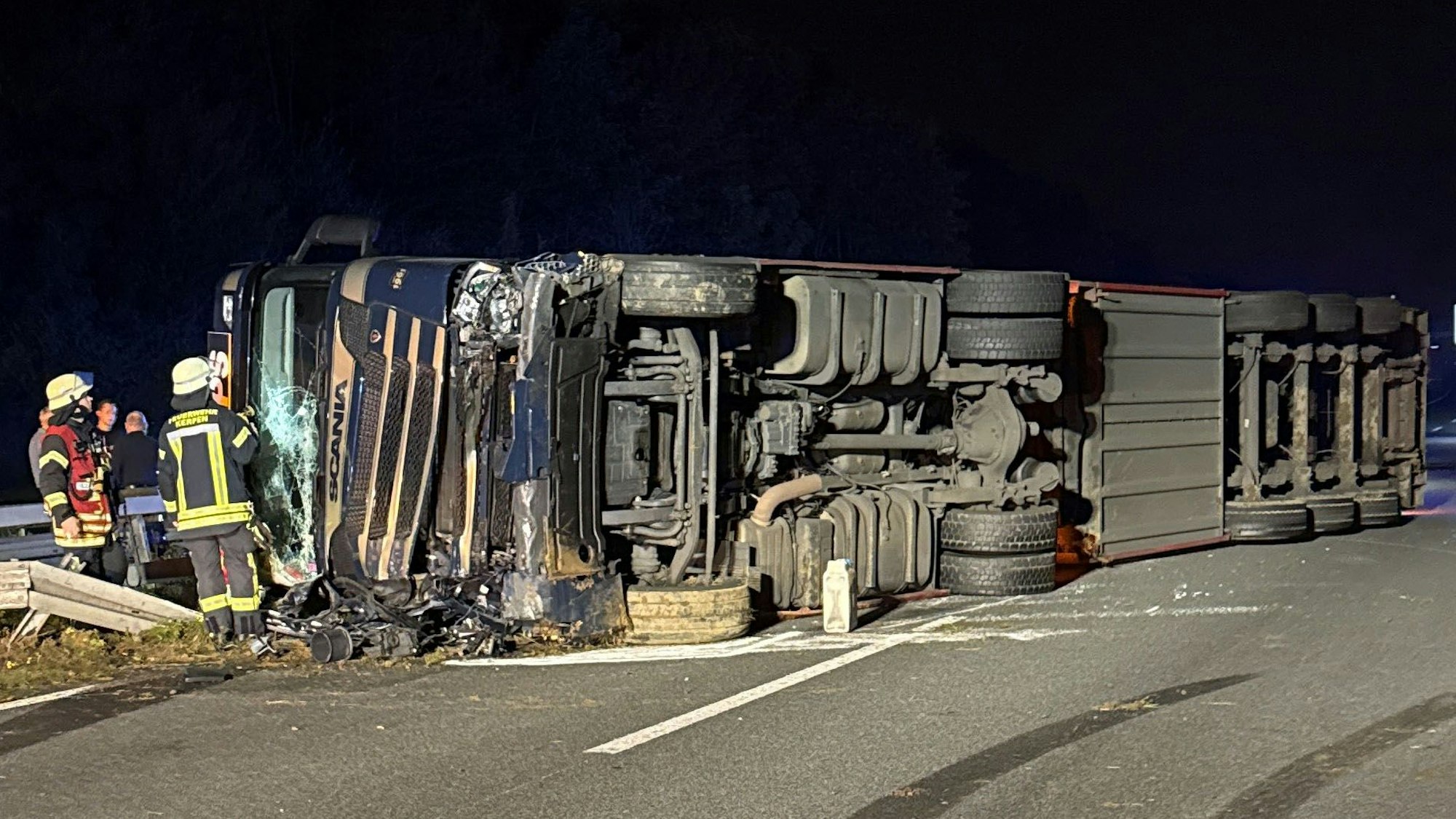Das Bild zeigt einen umgekippten Lastwagen auf der Autobahn.