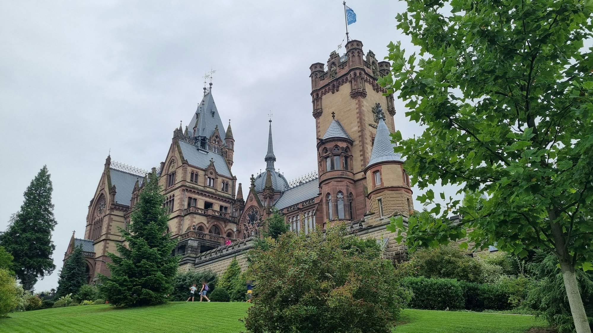 Ein historisches Gebäude, das eine Mischung aus Villa, Schloss und Burg ist.