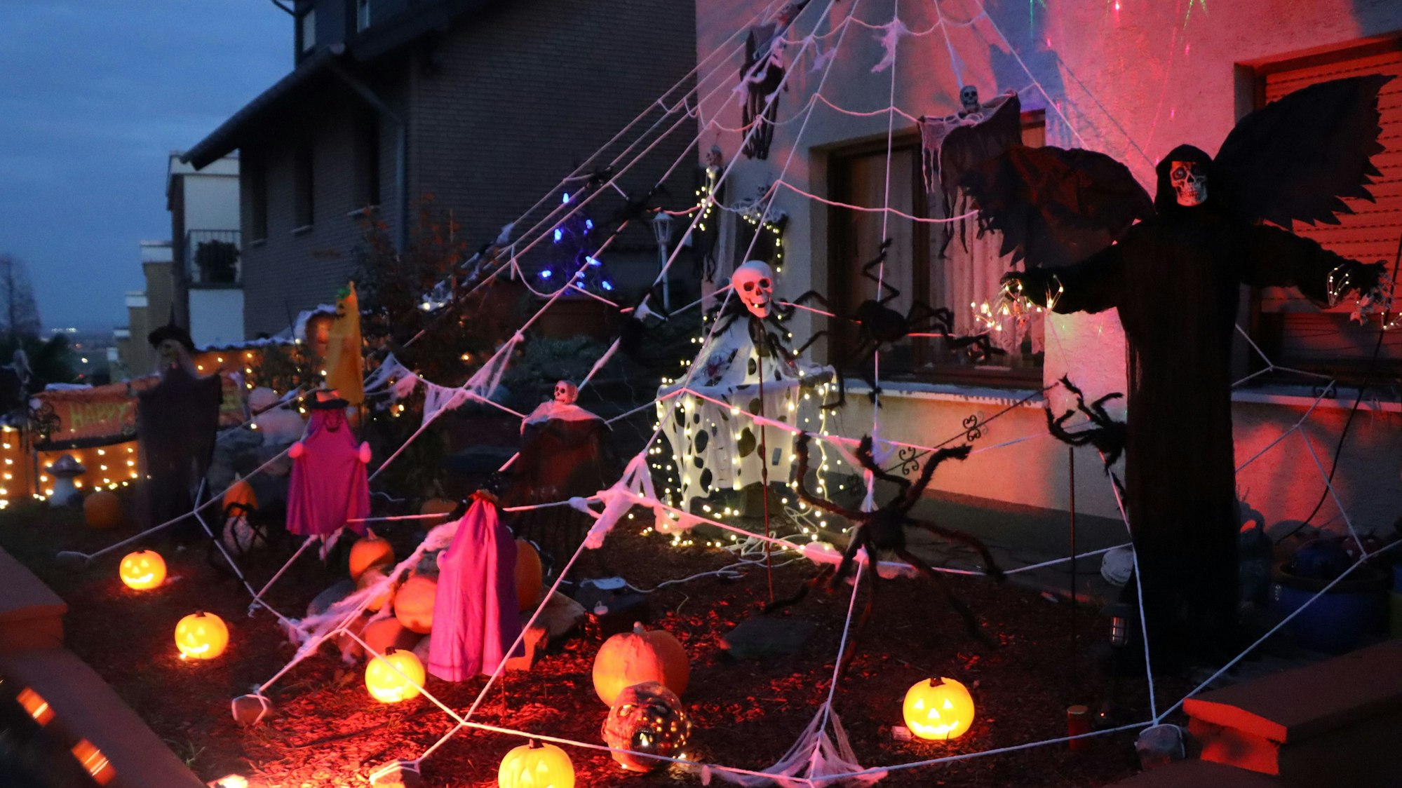 Im Vorgarten der Familie Wollsiefer wird es bei Dunkelheit ganz schön gruselig. Mit viel Liebe zum Detail haben sie ihr Haus in Bornheim-Walberberg dekoriert: Ein riesiges Spinnennetz, grimmige Kürbisse und schaurige Beleuchtung.