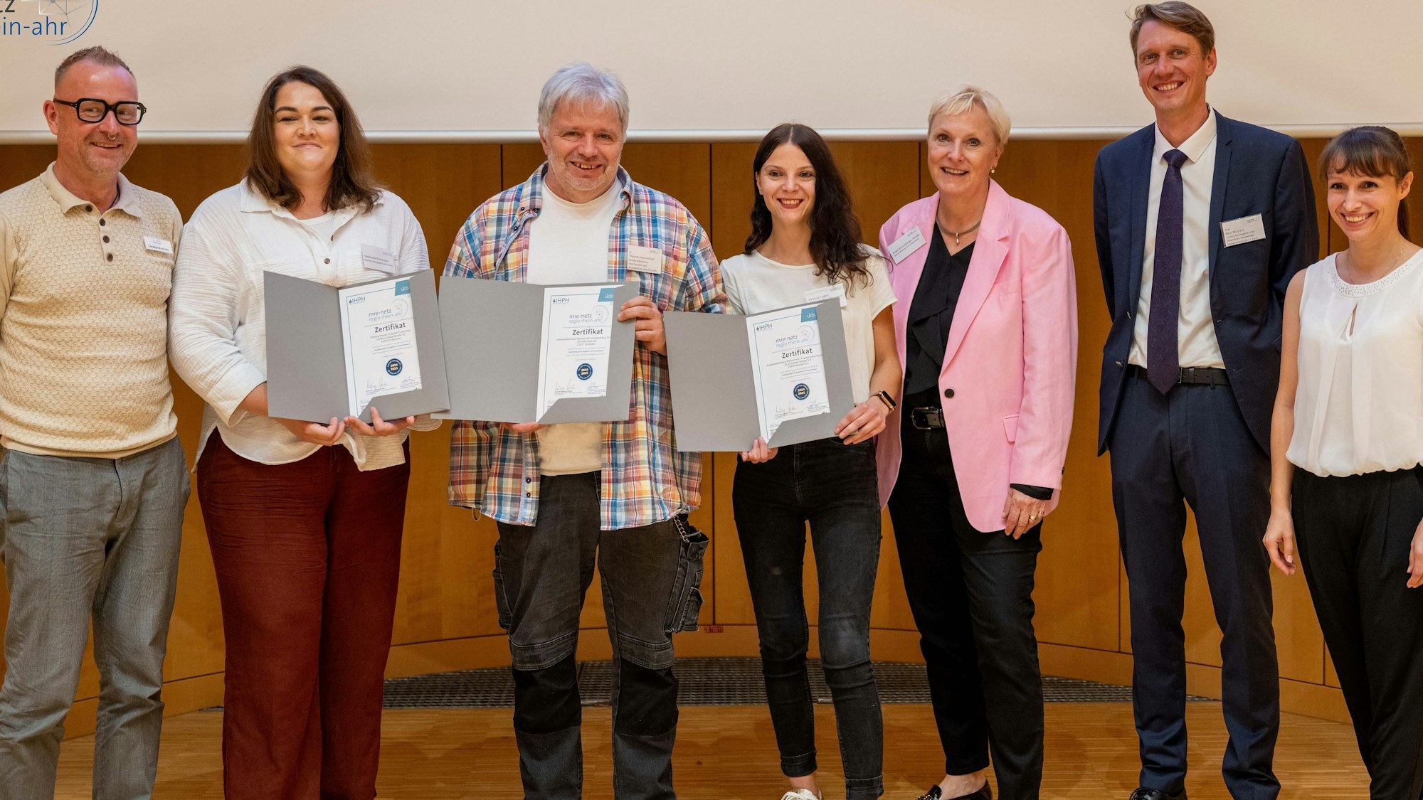 Das Bild zeigt die Protagonisten aus dem Kreis Euskirchen bei der Preisverleihung. Sie halten ihre Zertifikate in den Händen.