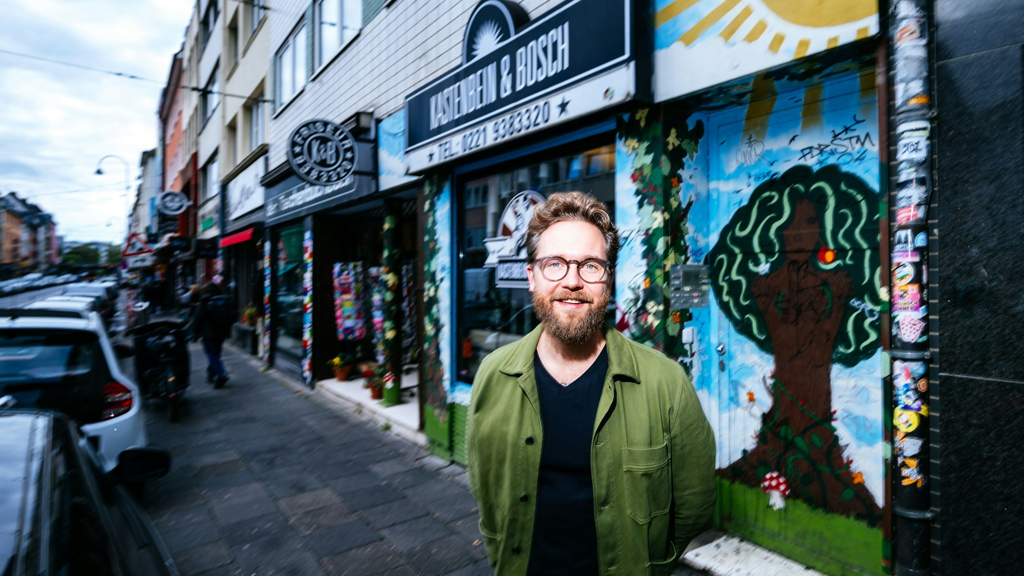 Thiemo Eisner vor dem Friseursalon „Kastenbein & Bosch“.