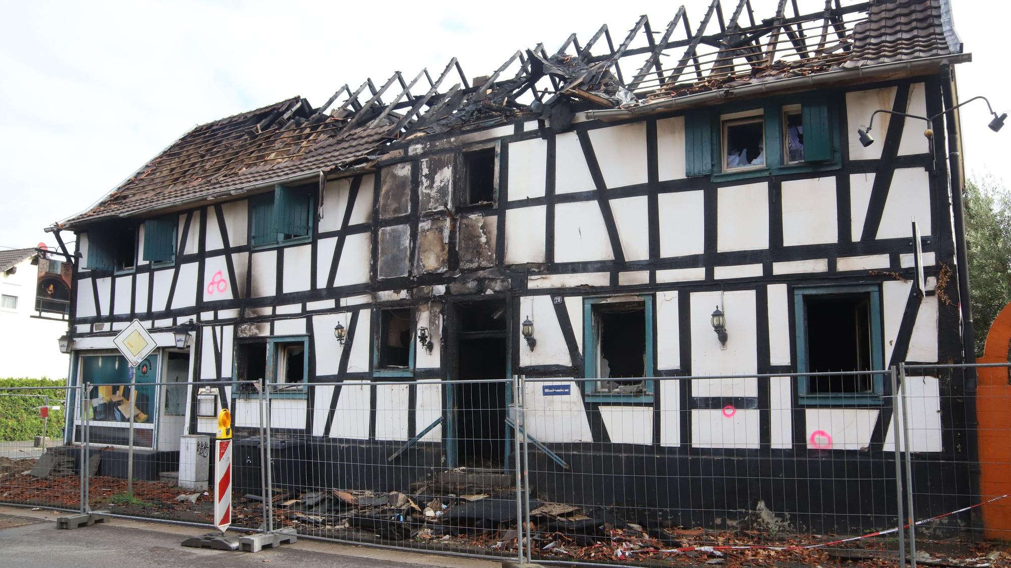 Ein Fachwerkhaus ist durch Flammen zerstört worden.