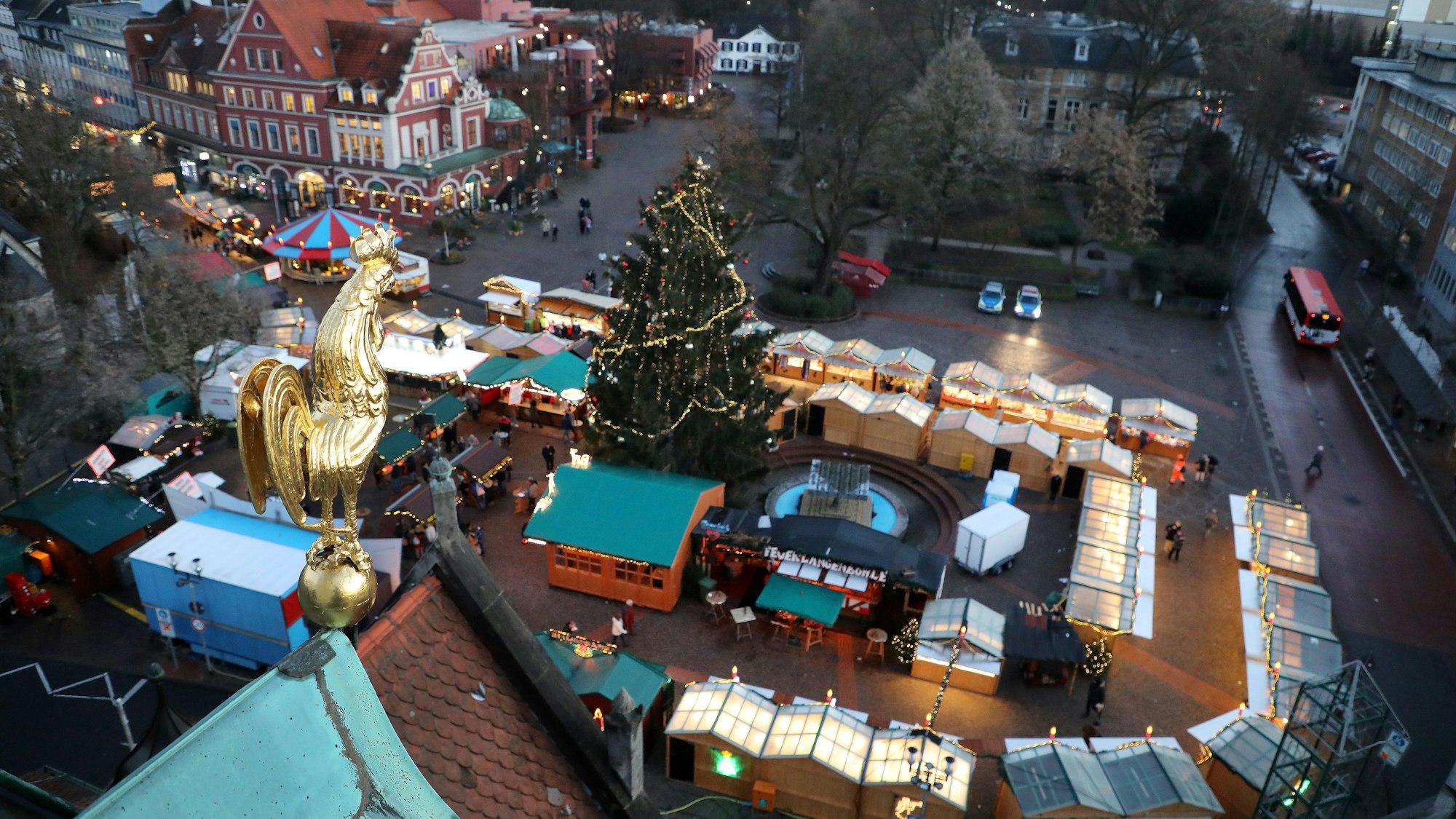 Der Weihnachtsmarkt in Bergisch Gladbach 2023 aus der Luft (Archivbild)