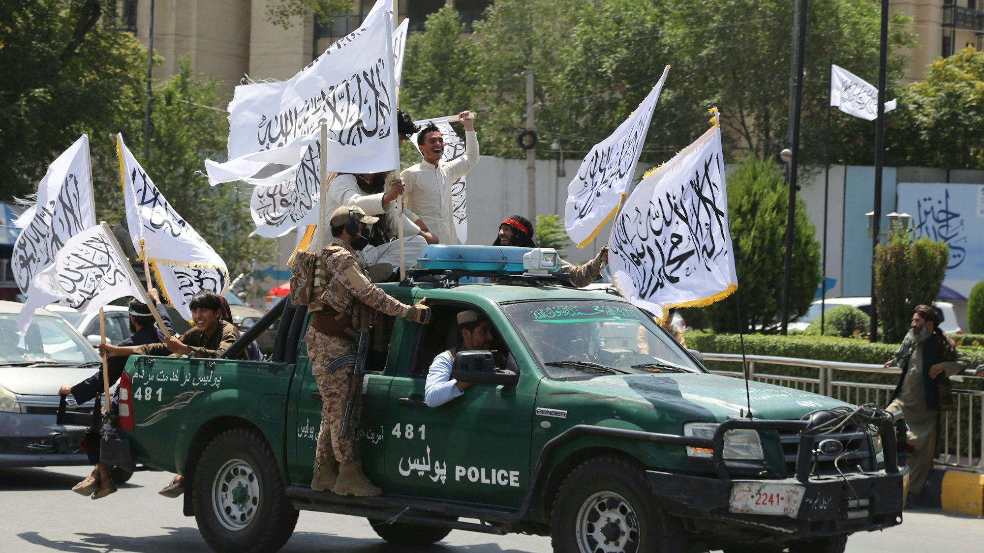 Taliban-Kämpfer feiern im August den dritten Jahrestag des Abzugs der US-geführten Truppen aus Afghanistan in Kabul. (Archivbild)