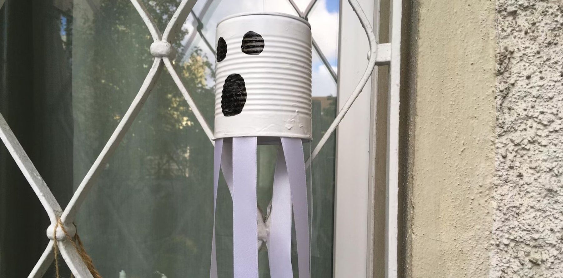 Halloween-Deko am Fenster. (Symbolbild)