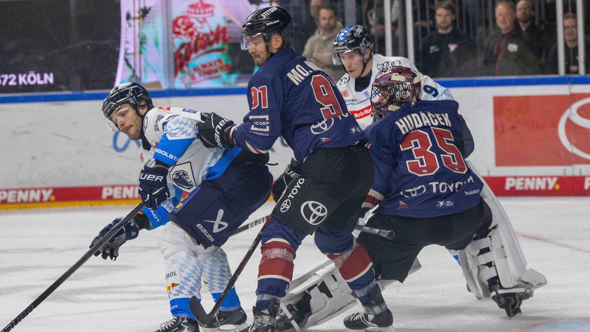 Mit viel Erfahrung ins rheinische Derby: Haie-Torwart Julius Hudacek (r.) und Kapitän Moritz Müller (2.v.l.).