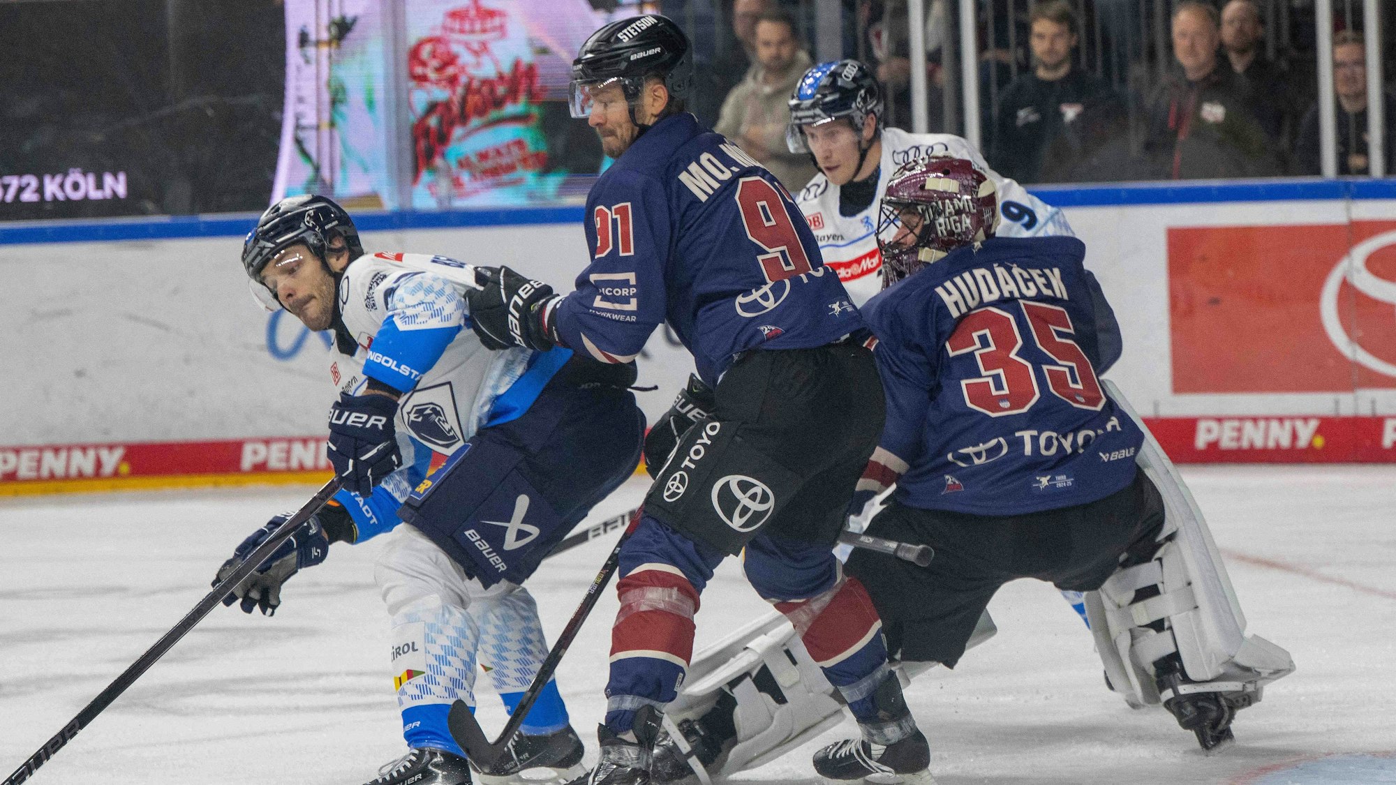 Mit viel Erfahrung ins rheinische Derby: Haie-Torwart Julius Hudacek (r.) und Kapitän Moritz Müller (2.v.l.).