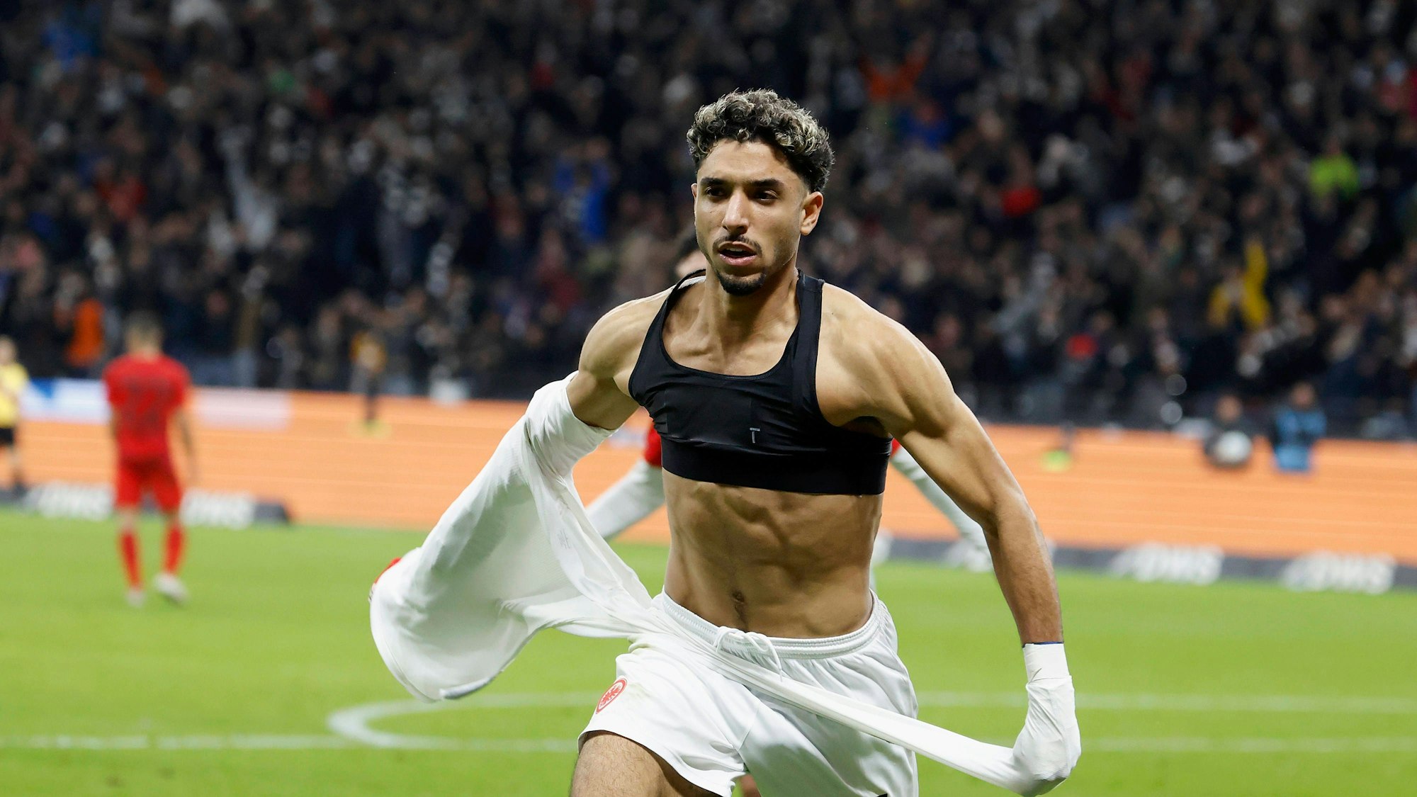 Omar Marmoush jubelt nach seinem Tor zum 3:3