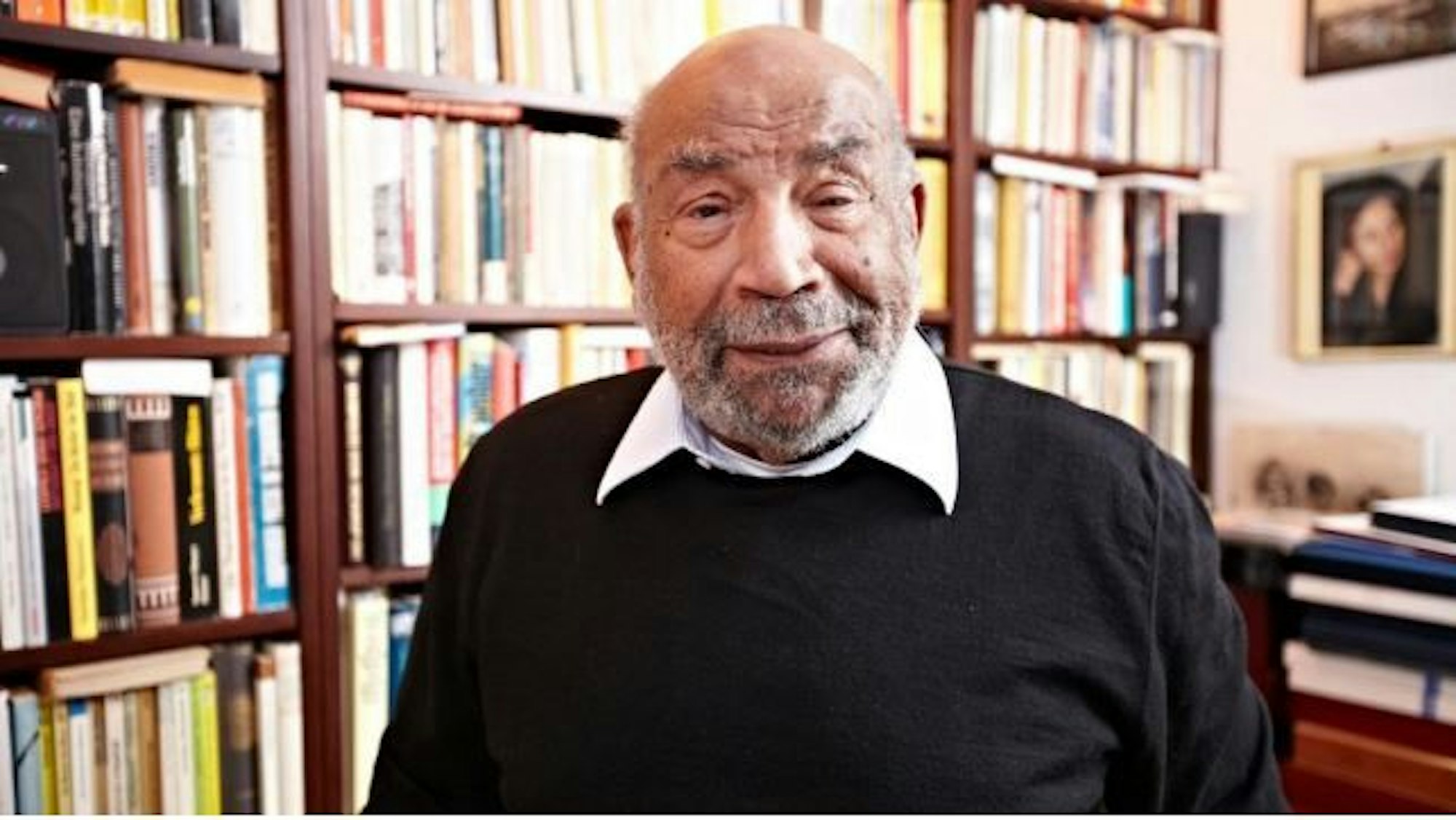 Theodor Wonja Michael in seiner Bibliothek