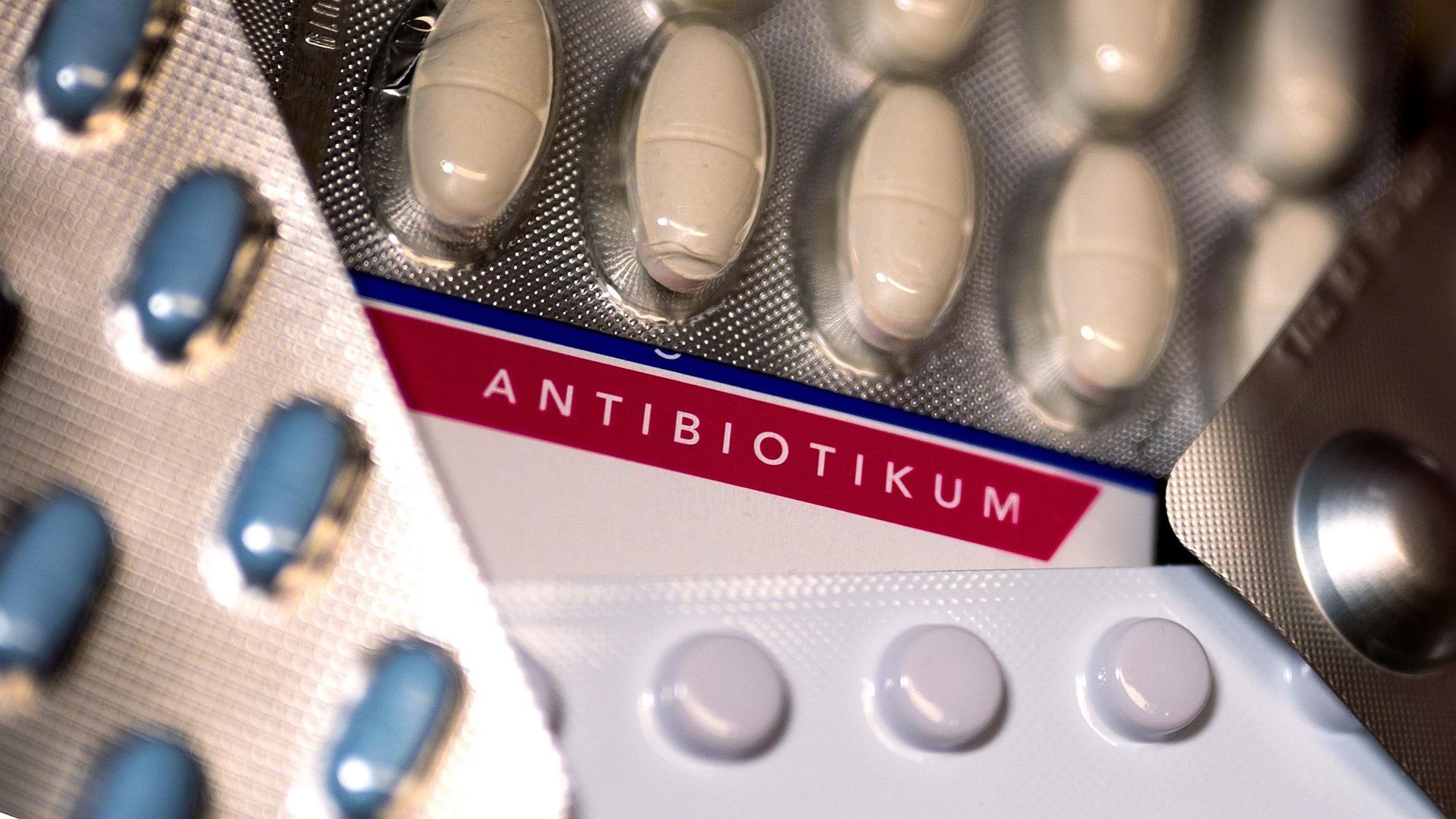 Eine Packung Antibiotika und andere Medikamente liegen auf einem Tisch in einer Apotheke.