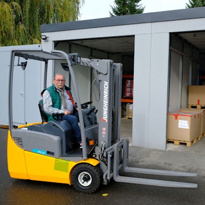 Tafel-Vorsitzender Wolfgang Weilerswist mit einem Gabelstapler vor dem Lebensmittellager in Mechernich.