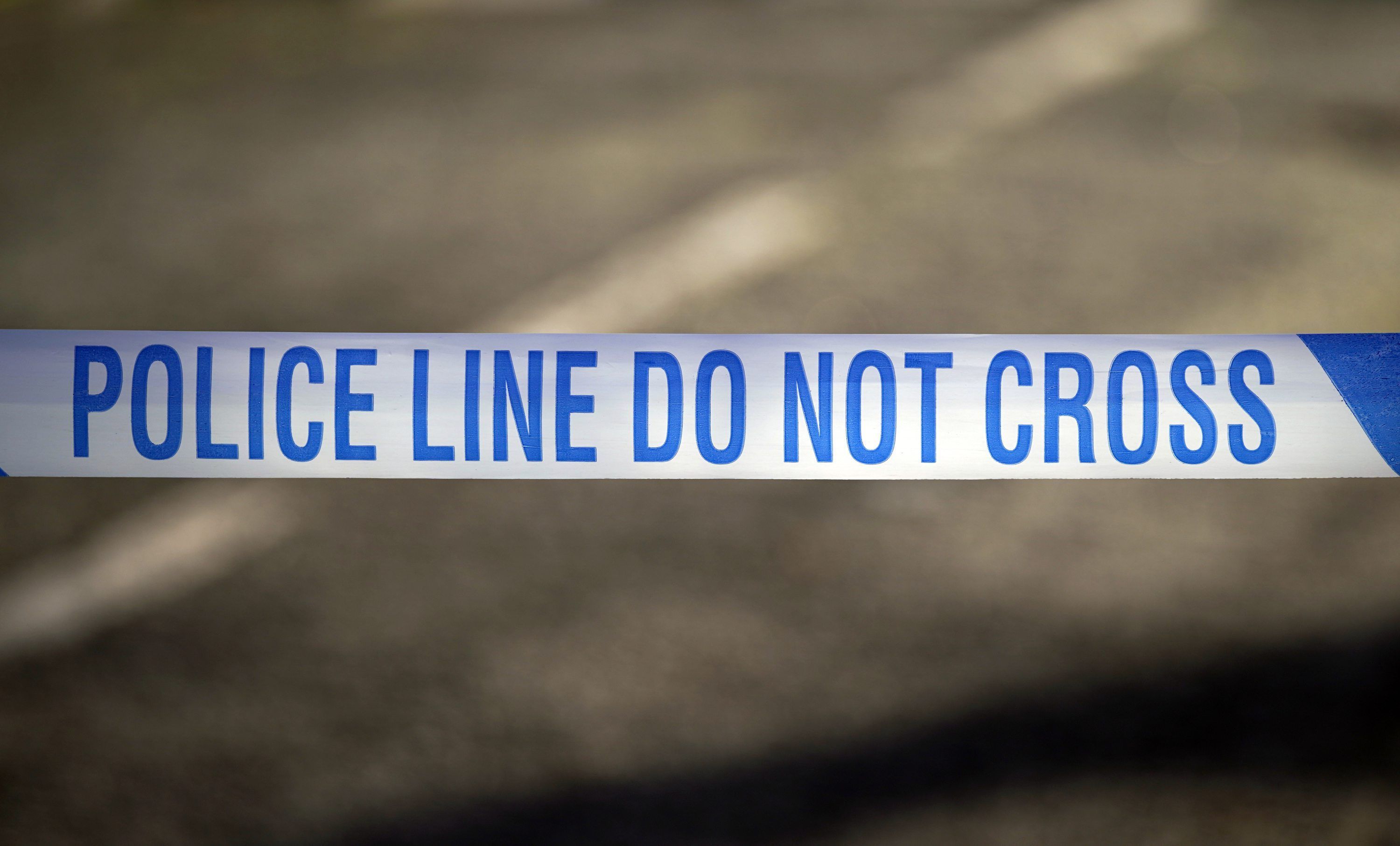 Ein Absperrband der britischen Polizei, aufgenommen in der Nähe eines mutmaßlichen Tatortes.