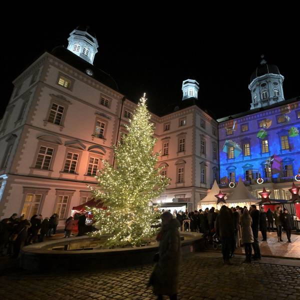 Eine besonders anmutige Kulisse erwartet Gäste auf dem Weihnachtsmarkt am Grandhotel Schloß Bensberg in Bergisch Gladbach.