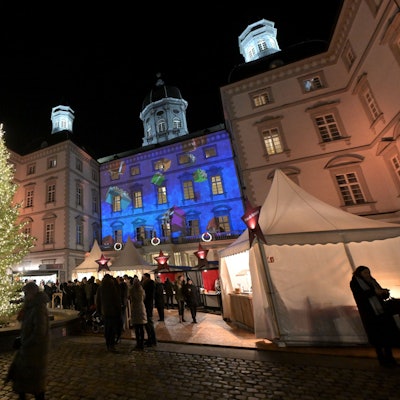 Eine besonders anmutige Kulisse erwartet Gäste auf dem Weihnachtsmarkt am Grandhotel Schloß Bensberg in Bergisch Gladbach.