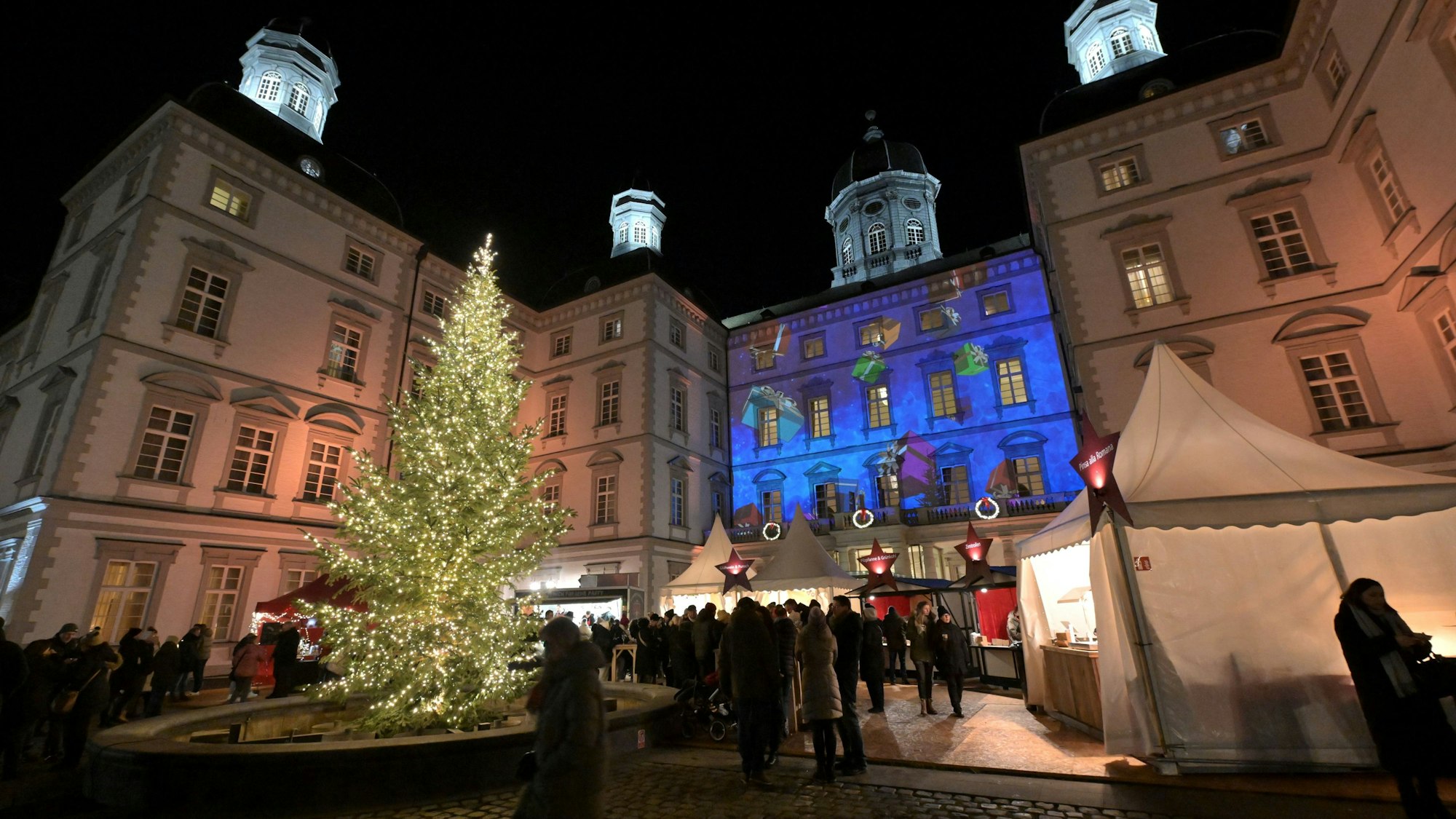 Eine besonders anmutige Kulisse erwartet Gäste auf dem Weihnachtsmarkt am Grandhotel Schloß Bensberg in Bergisch Gladbach.