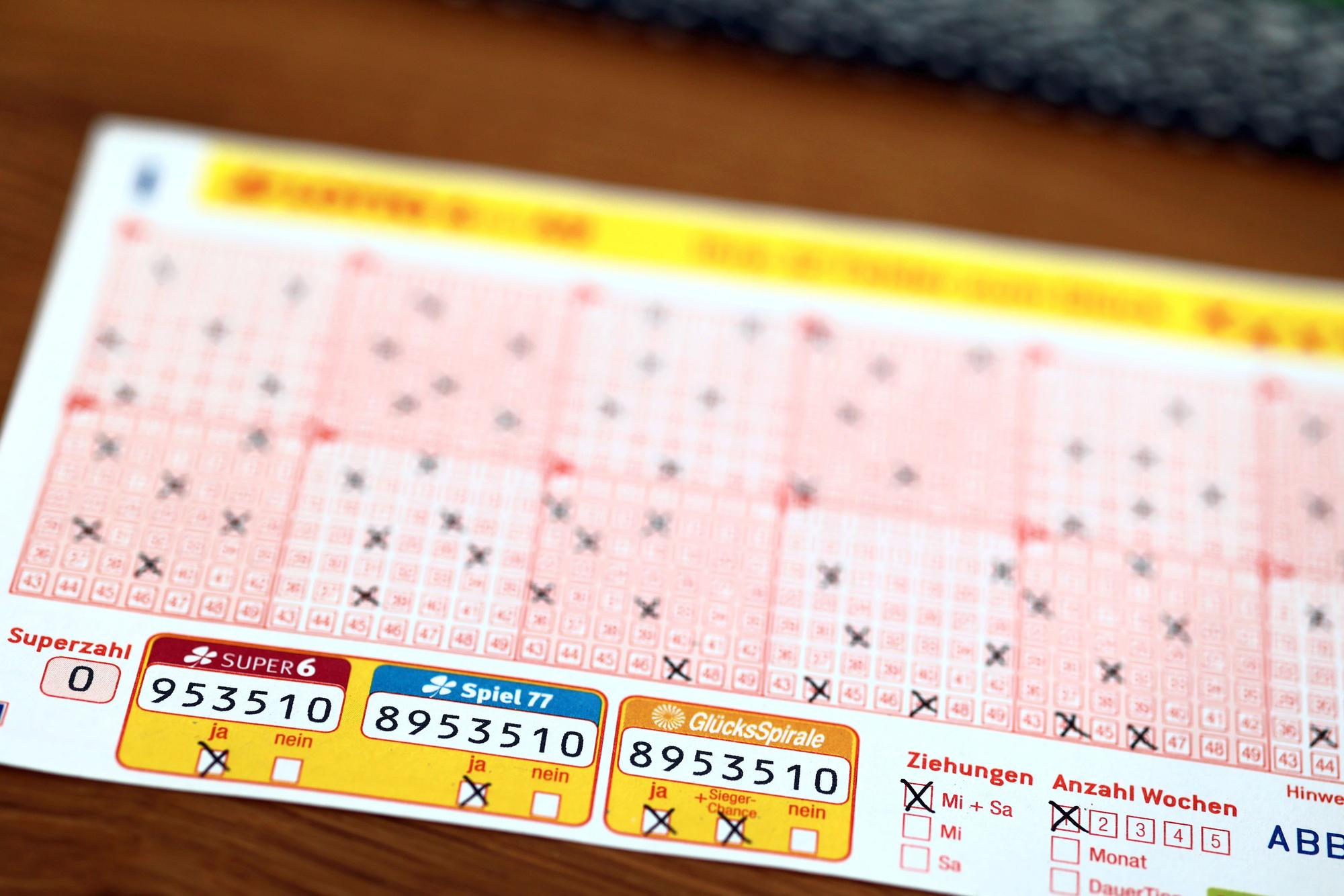 Die Zusatzlotterie Spiel 77 brachte einem Tipper aus dem Raum Bottrop am Mittwoch (16. Oktober) mächtig Glück. Er hatte die siebenstellige Gewinnzahl auf seinem Spielschein und gewinnt rund 1,4 Millionen Euro.