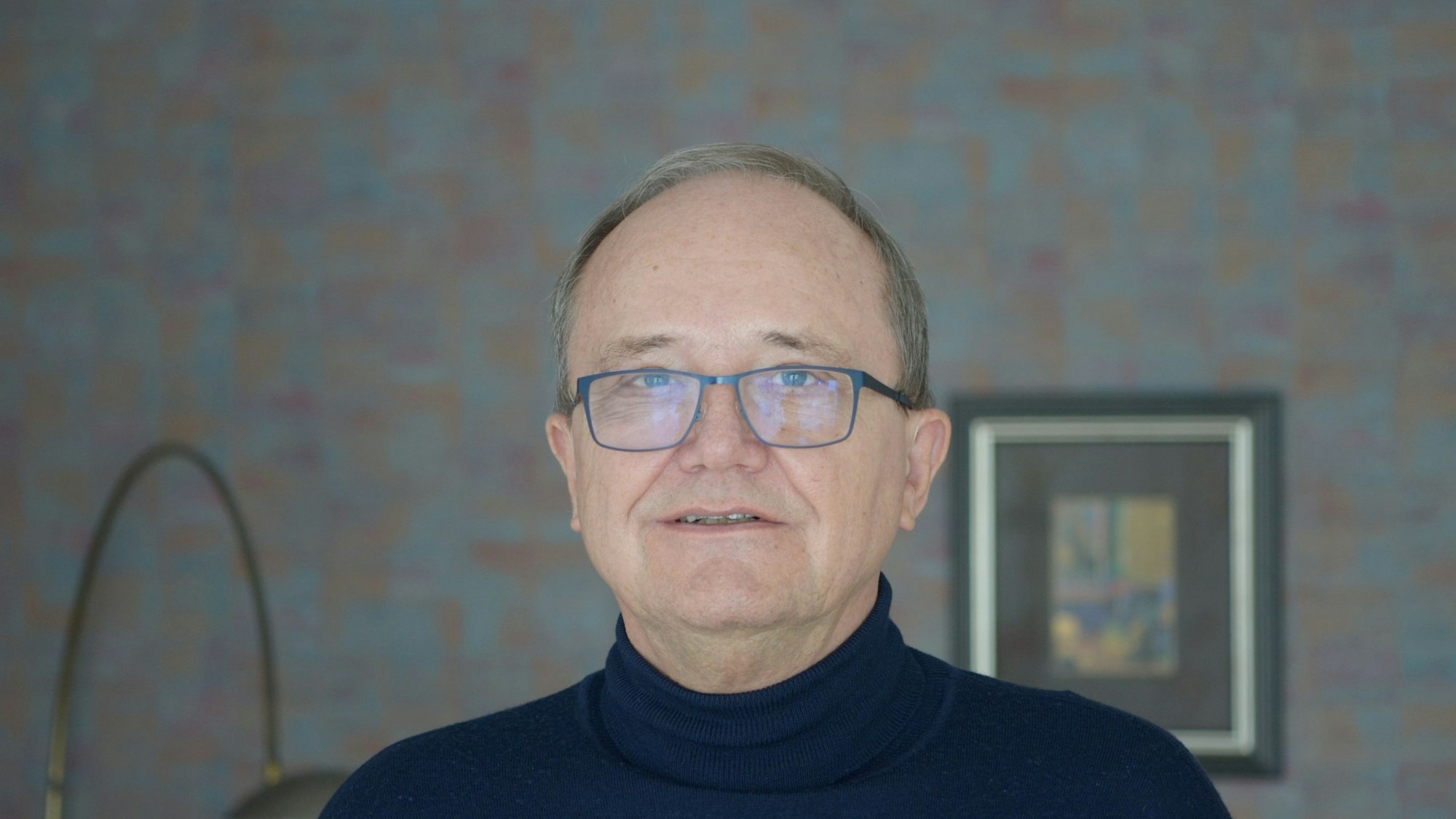 Ein Porträt des Vorsitzenden. Er trägt eine Brille und hat eine recht hohe Stirn.