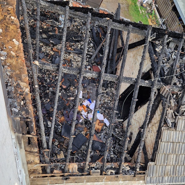 Das Dach eines Hauses ist durch einen Brand zerstört worden.