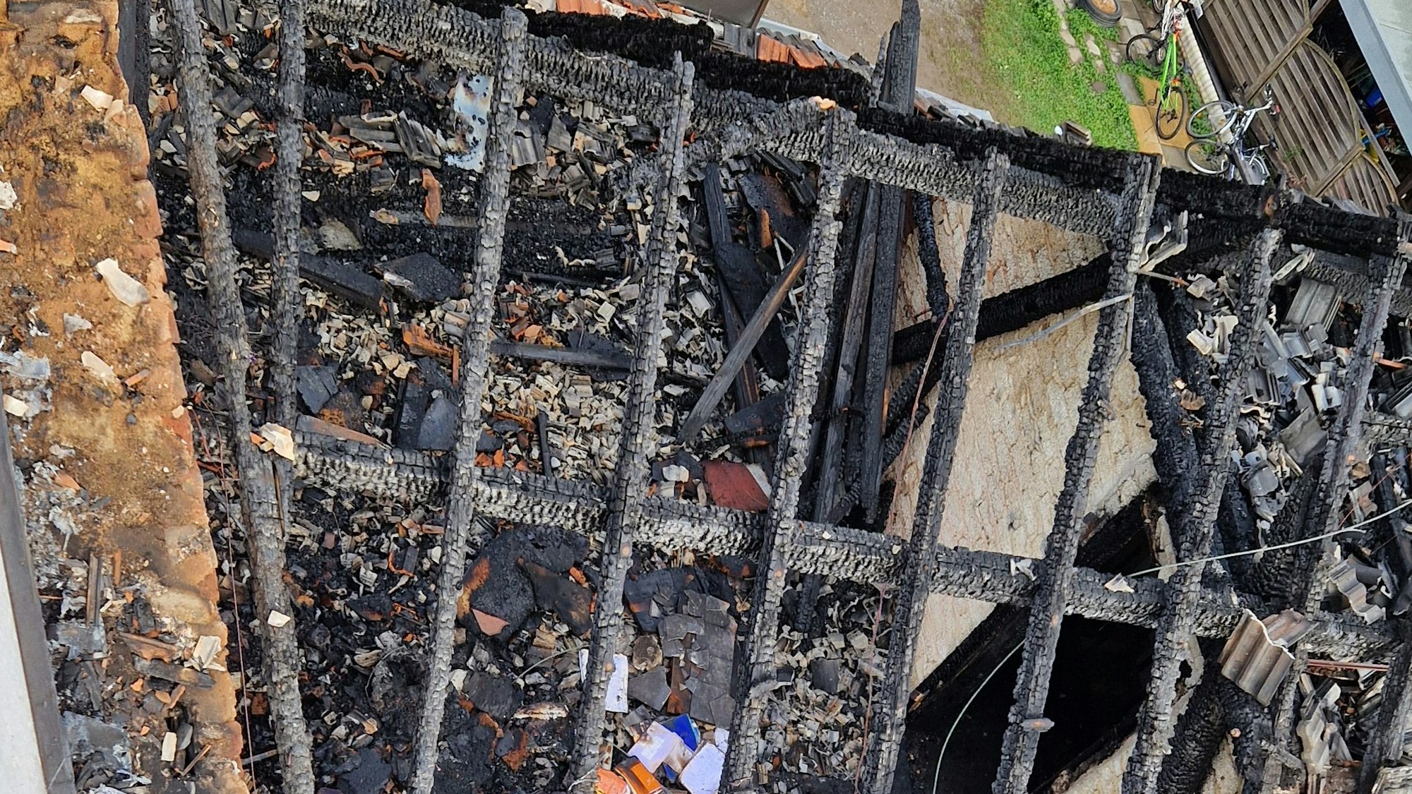 Das Dach eines Hauses ist durch einen Brand zerstört worden.